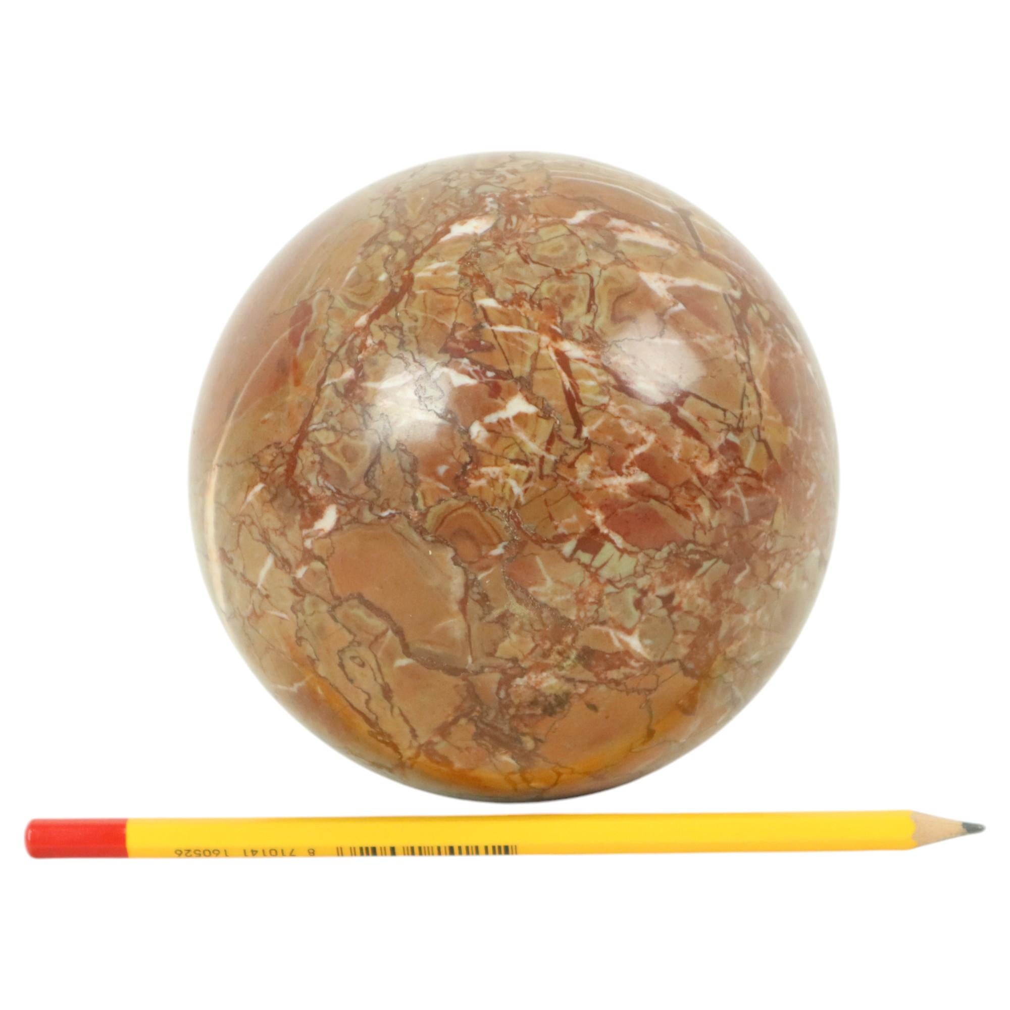 Grande sfera decorativa lucida, sfera in marmo rosso massiccio con venature bianche e rosse, gemma colorata con diverse sfumature di colore, dal rosa chiaro al rosso scuro, oggetto da collezione, seconda metà del XX secolo. Si ritiene che alcune