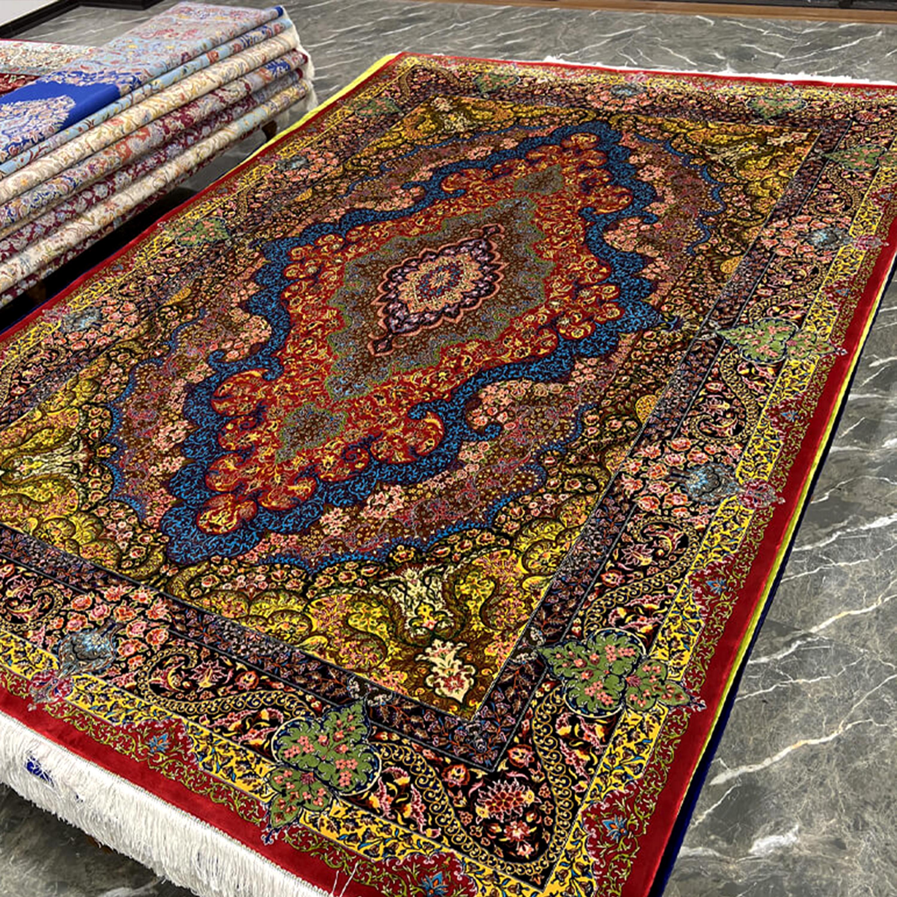 Questo squisito tappeto di seta persiano in stile Tabriz presenta un intricato medaglione centrale in un vibrante rosso cremisi, bordato da profonde tonalità marine, smeraldo e oro. Tessuto con eccezionale precisione e rifinito con una lucidatura a