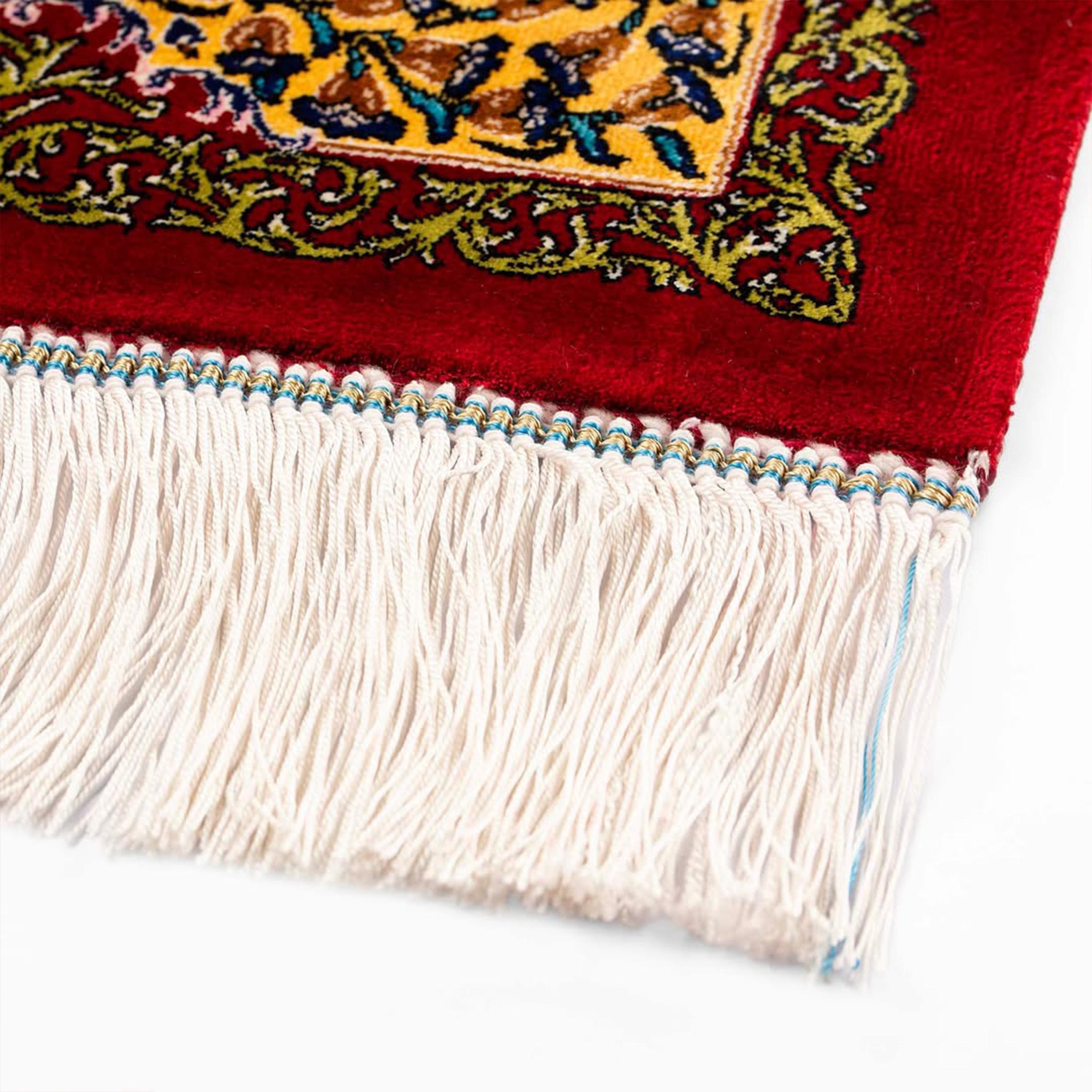 Seta Tappeto di seta persiano stile Tabriz con medaglione rosso, 150x225 cm in vendita