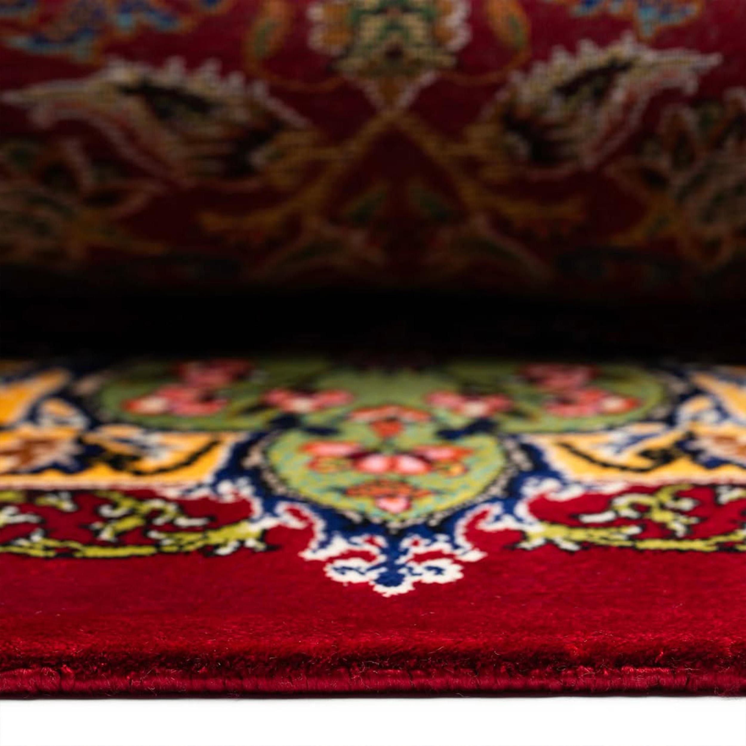 Tappeto di seta persiano stile Tabriz con medaglione rosso, 150x225 cm in vendita 2