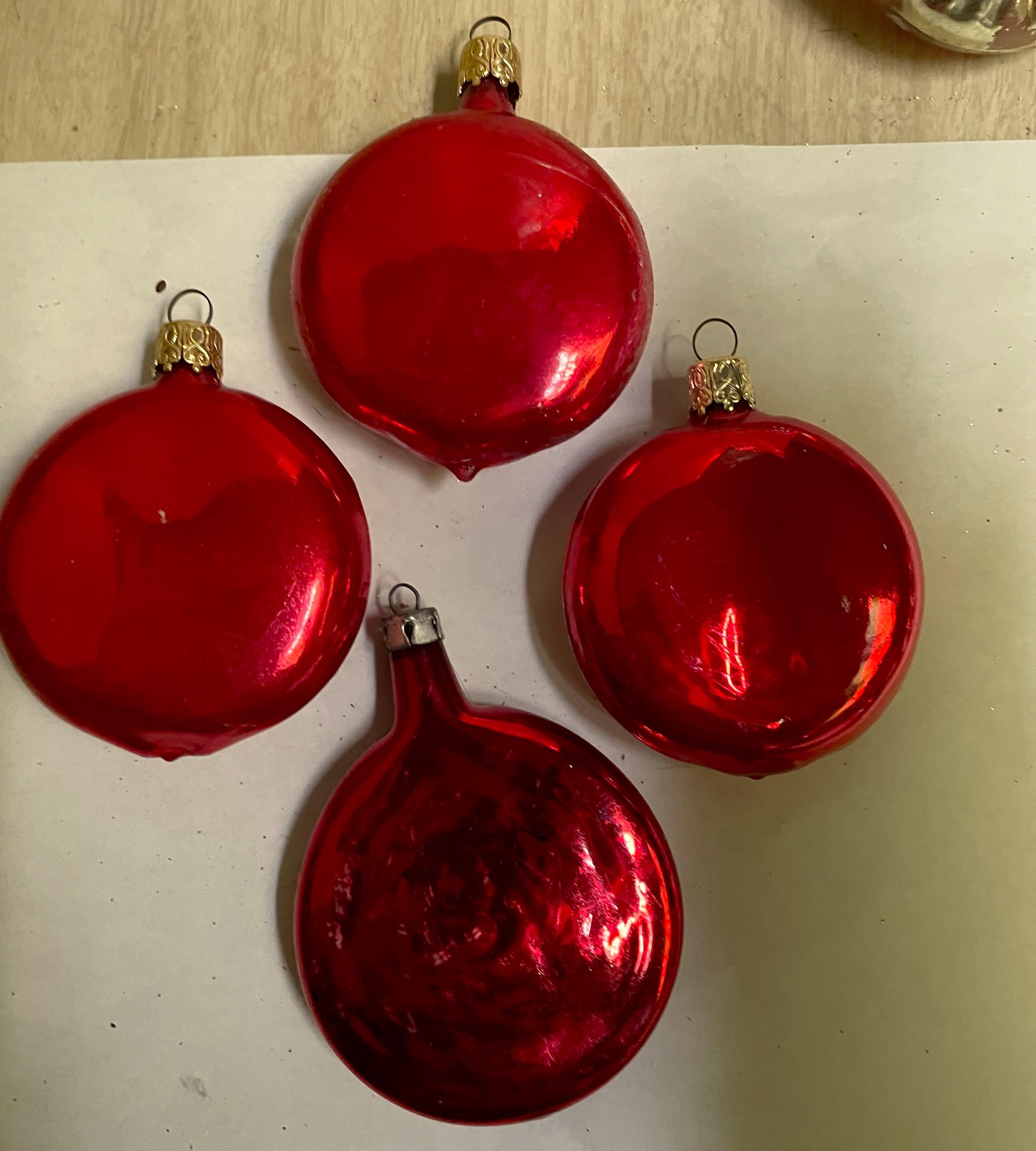Ecco un impressionante lotto di quattro ornamenti per l'albero di Natale a palla schiacciata in vetro di mercurio rosso, uno dei quali è dipinto con vernice dorata e glitter oro applicati. Questi oggetti sono in grado di rallegrare qualsiasi