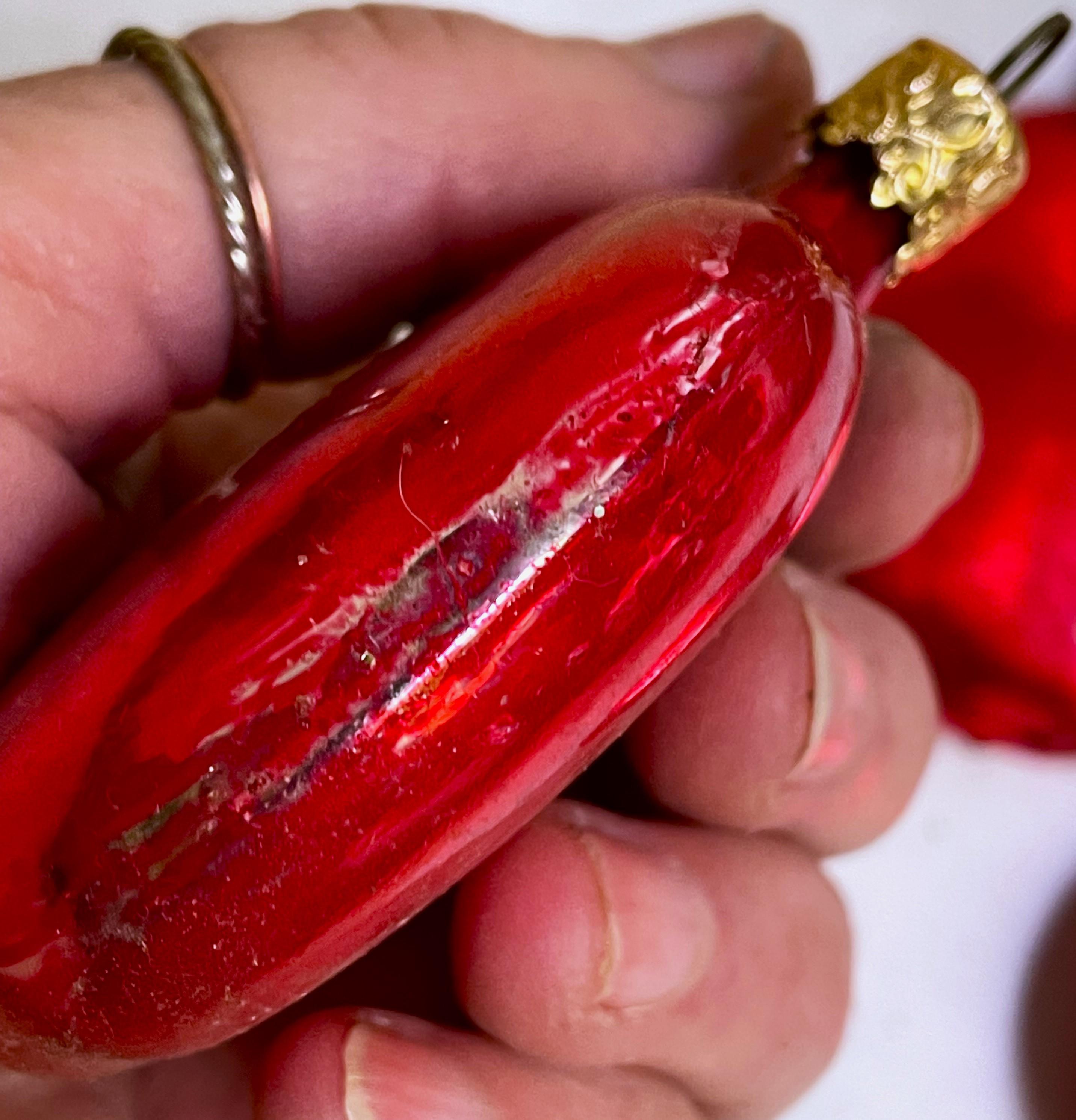 Ornamento per albero di Natale dipinto a mano a forma di palla appiattita in vetro Mercury rosso Lotto di 4 In condizioni buone in vendita a Clifton Forge, VA