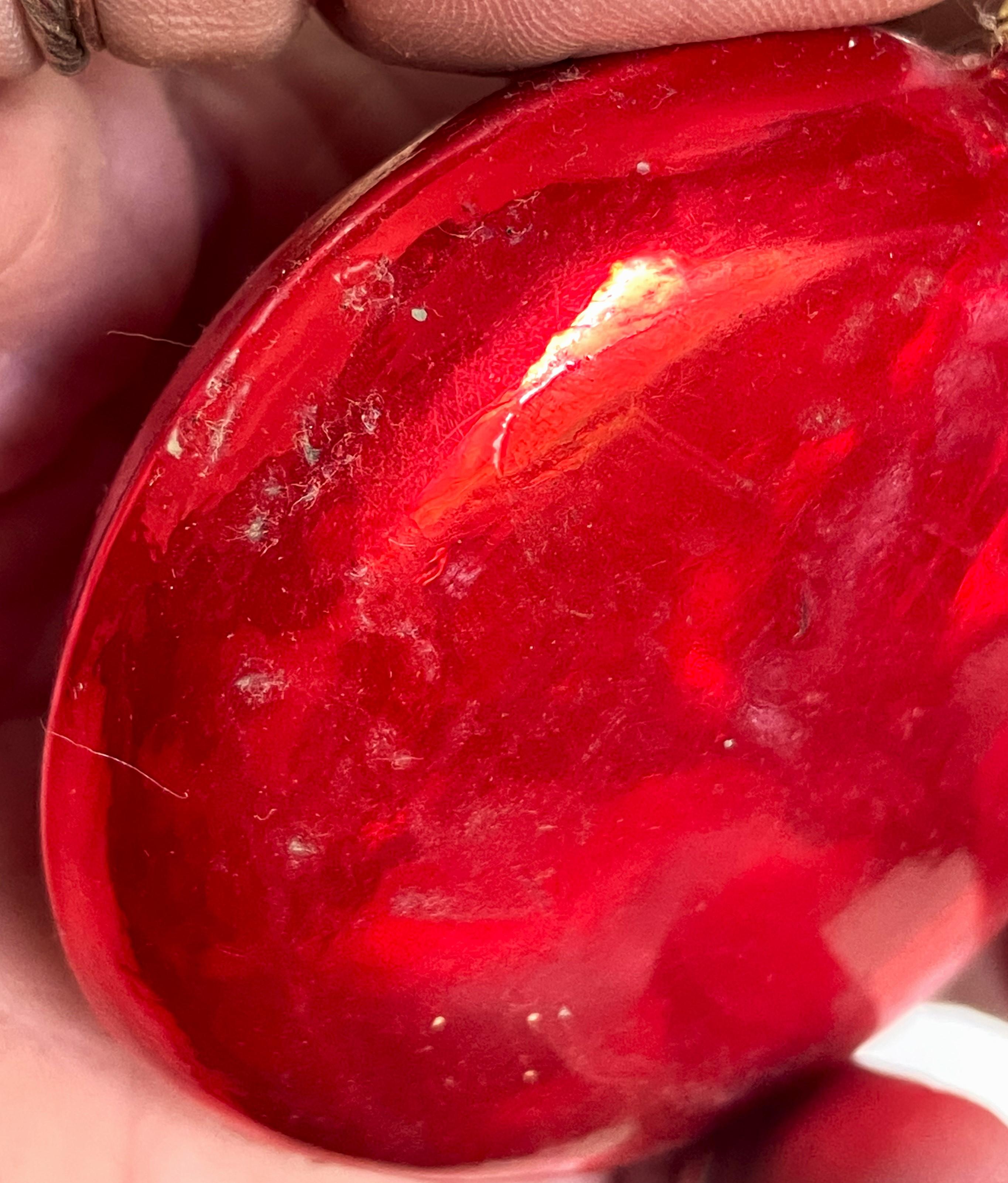 Vetro soffiato Ornamento per albero di Natale dipinto a mano a forma di palla appiattita in vetro Mercury rosso Lotto di 4 in vendita