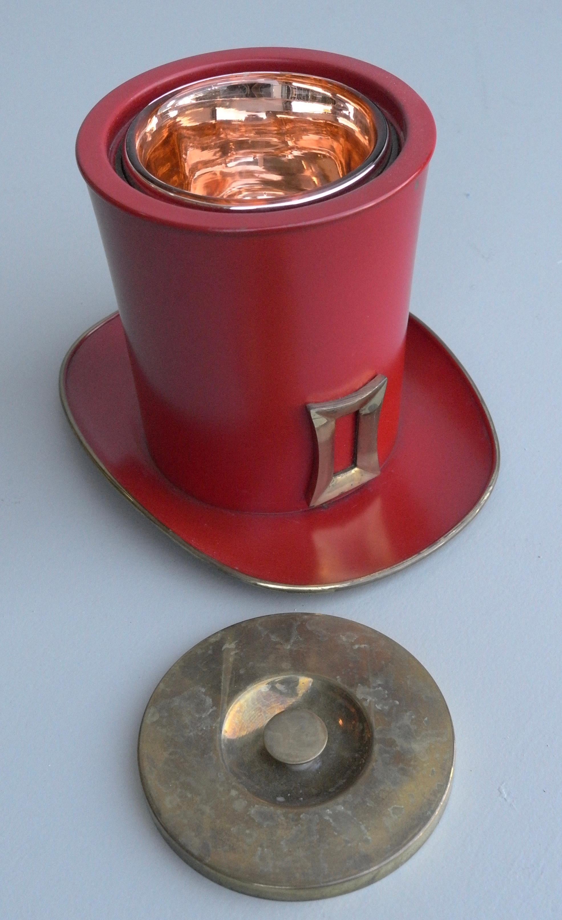 Eiskübel aus rotem Metall und Messing mit „Hat“-Muster im Zustand „Gut“ im Angebot in Den Haag, NL
