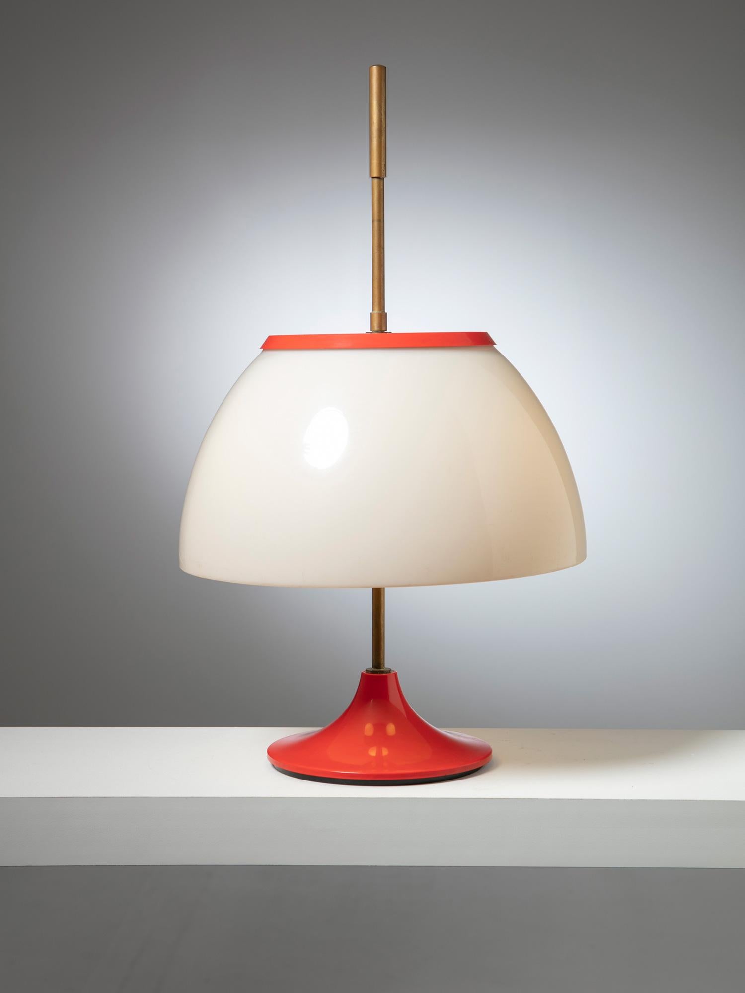 Red Metal and Brass Table Lamp, Italy, 1960s In Good Condition For Sale In Milan, IT