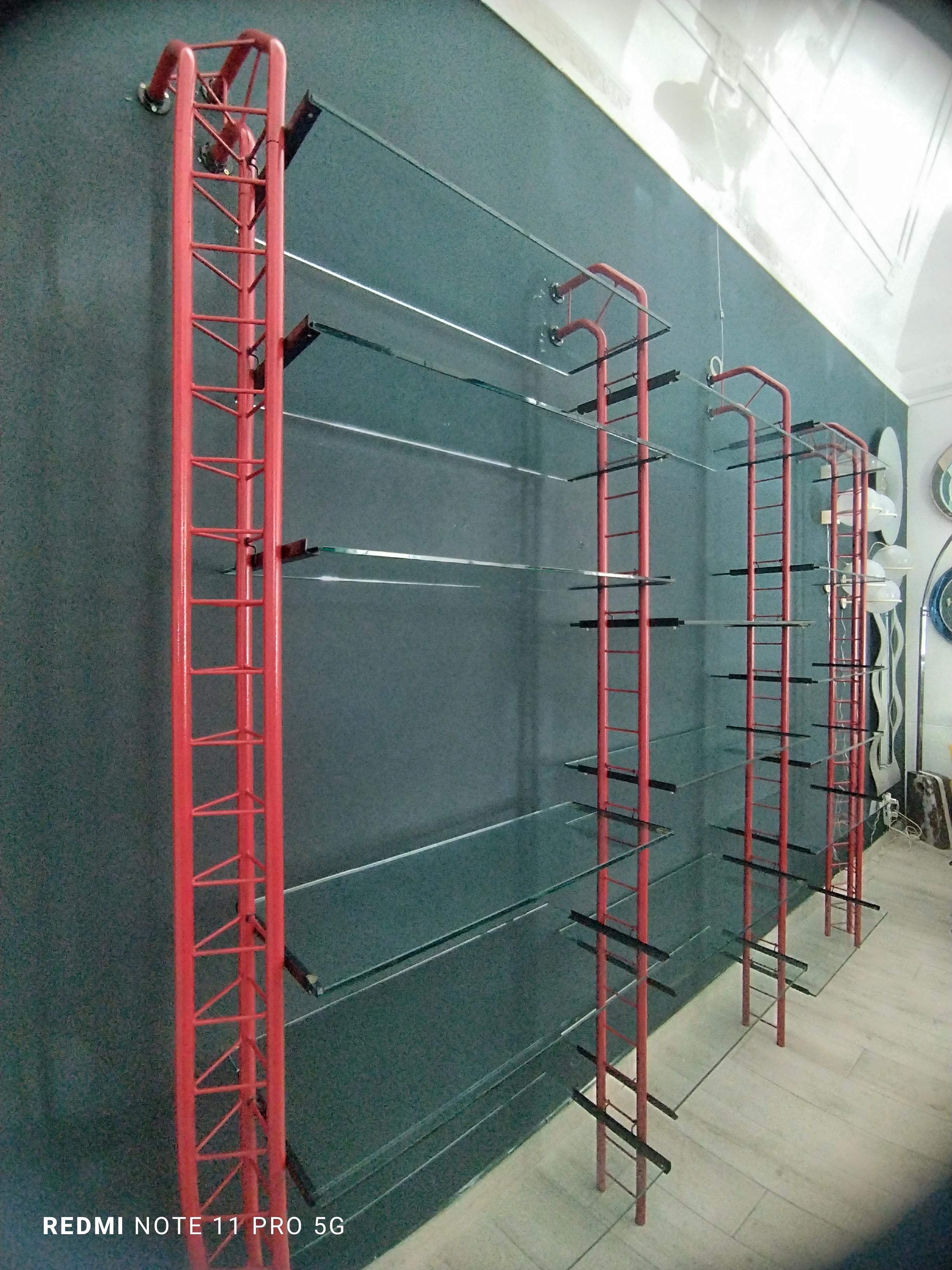 Librería industrial de metal y cristal rojo, Italia Años 80 Moderno de mediados de siglo en venta