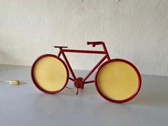 Bicicleta roja de metal Lámpara de mesa o de pared de Zicoli, años 70, Italia