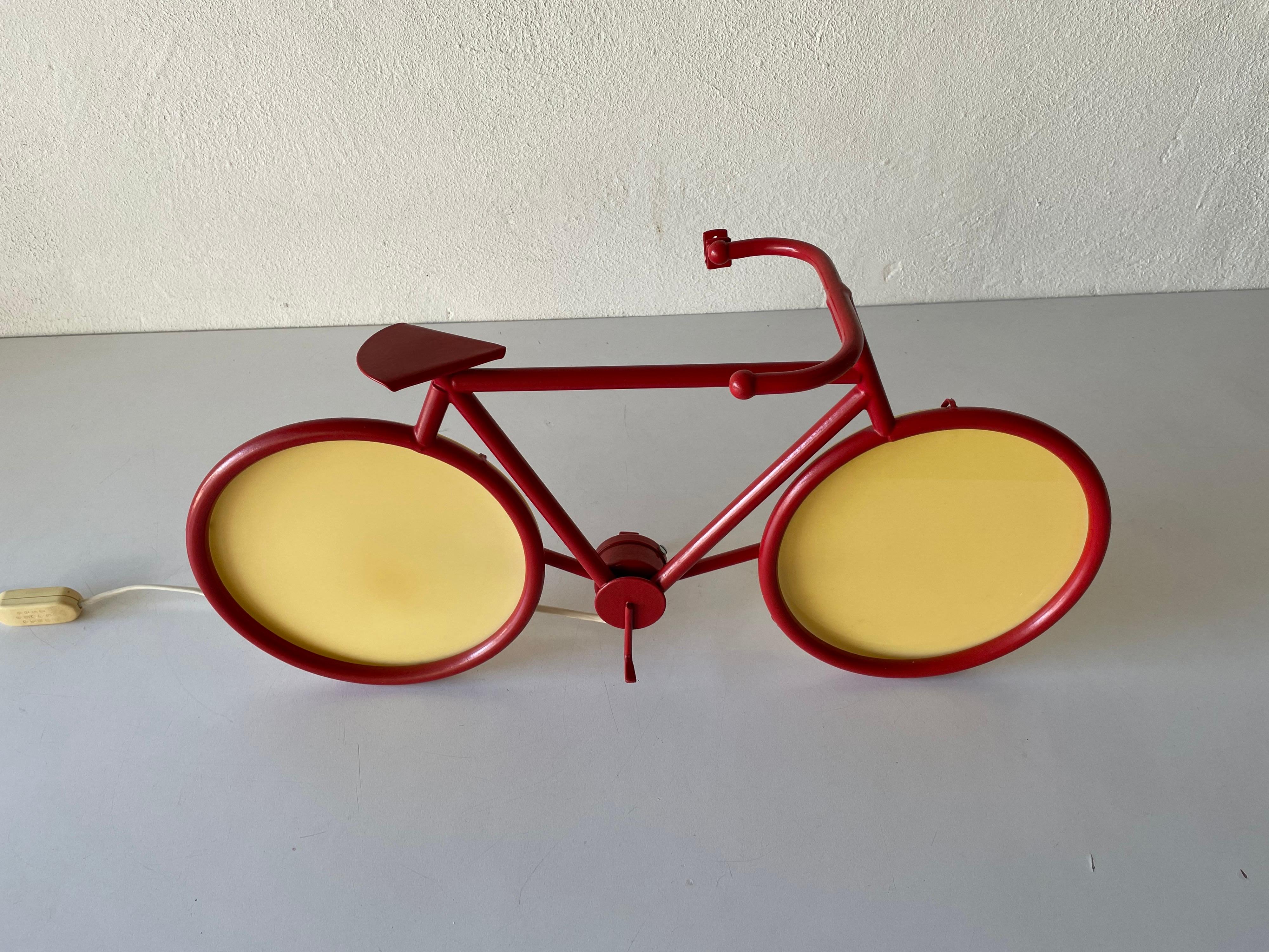 Ère spatiale Lampe de bureau ou lampe murale bicyclette en métal rouge par Zicoli, 1970, Italie en vente
