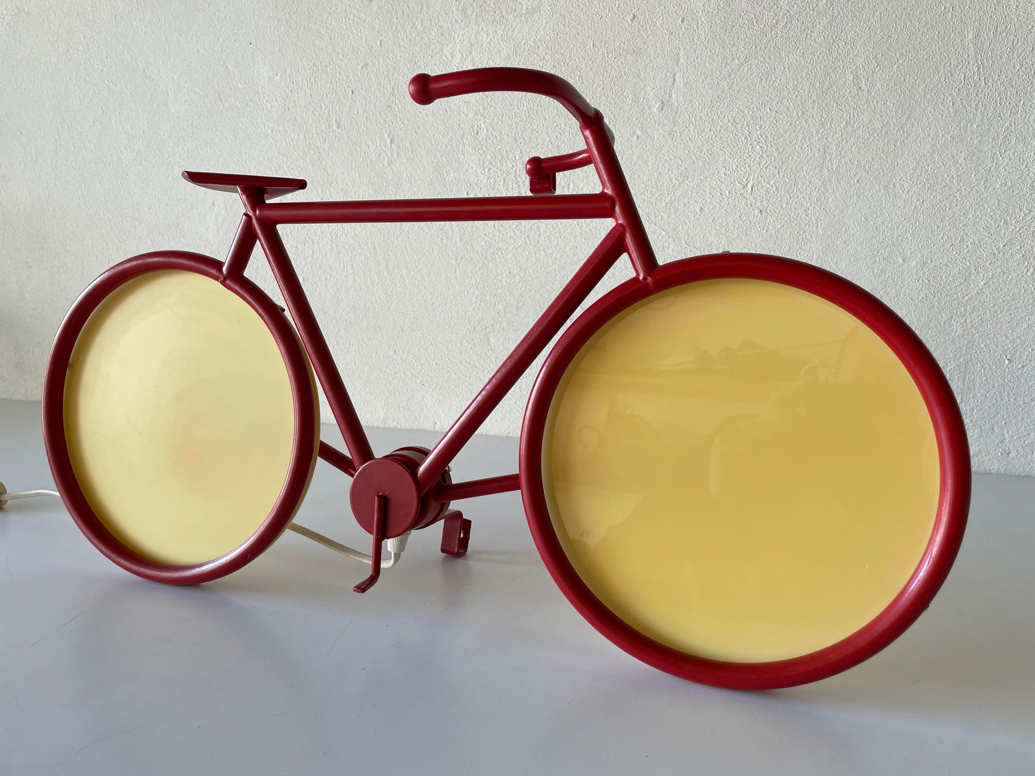 Lampe de bureau ou lampe murale bicyclette en métal rouge par Zicoli, 1970, Italie Bon état - En vente à Hagenbach, DE