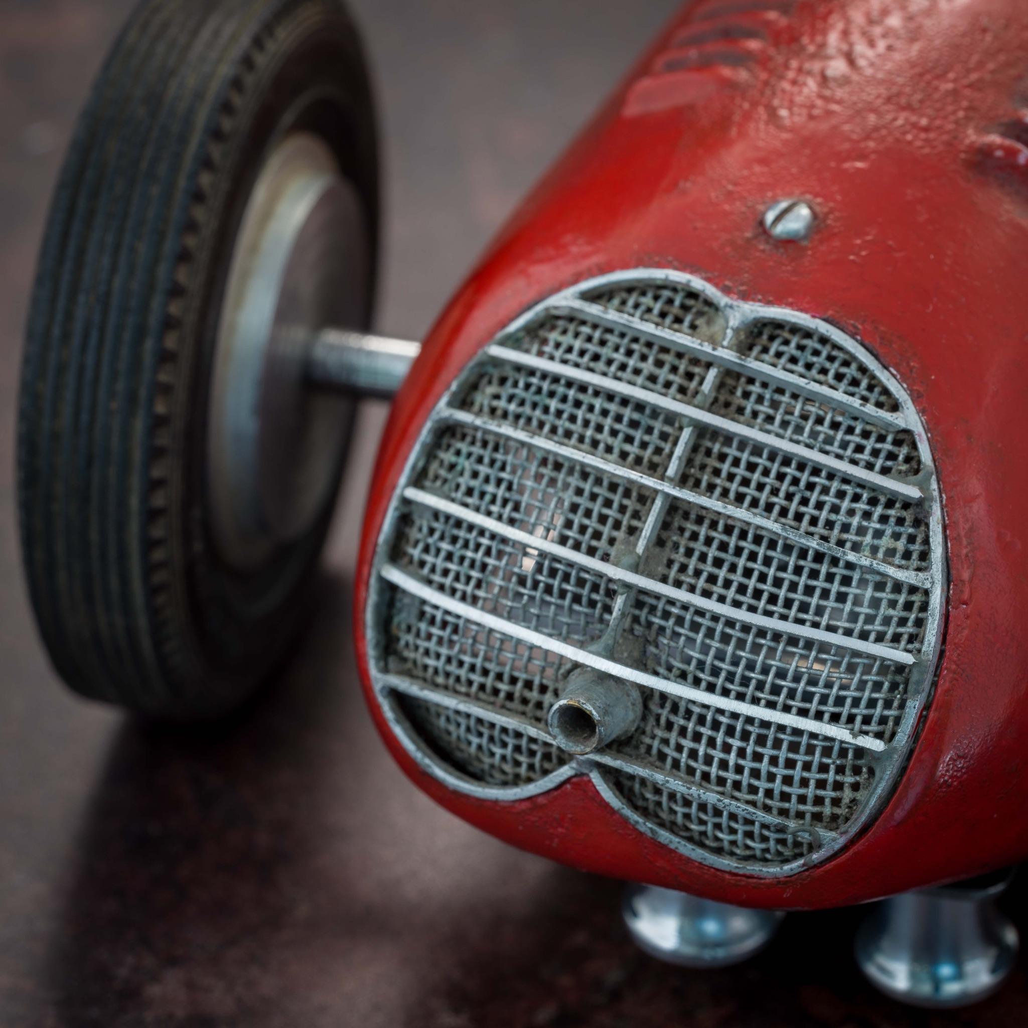 Auto da corsa su rotaia con carrozzeria in metallo rosso, circa 1952 in vendita 4