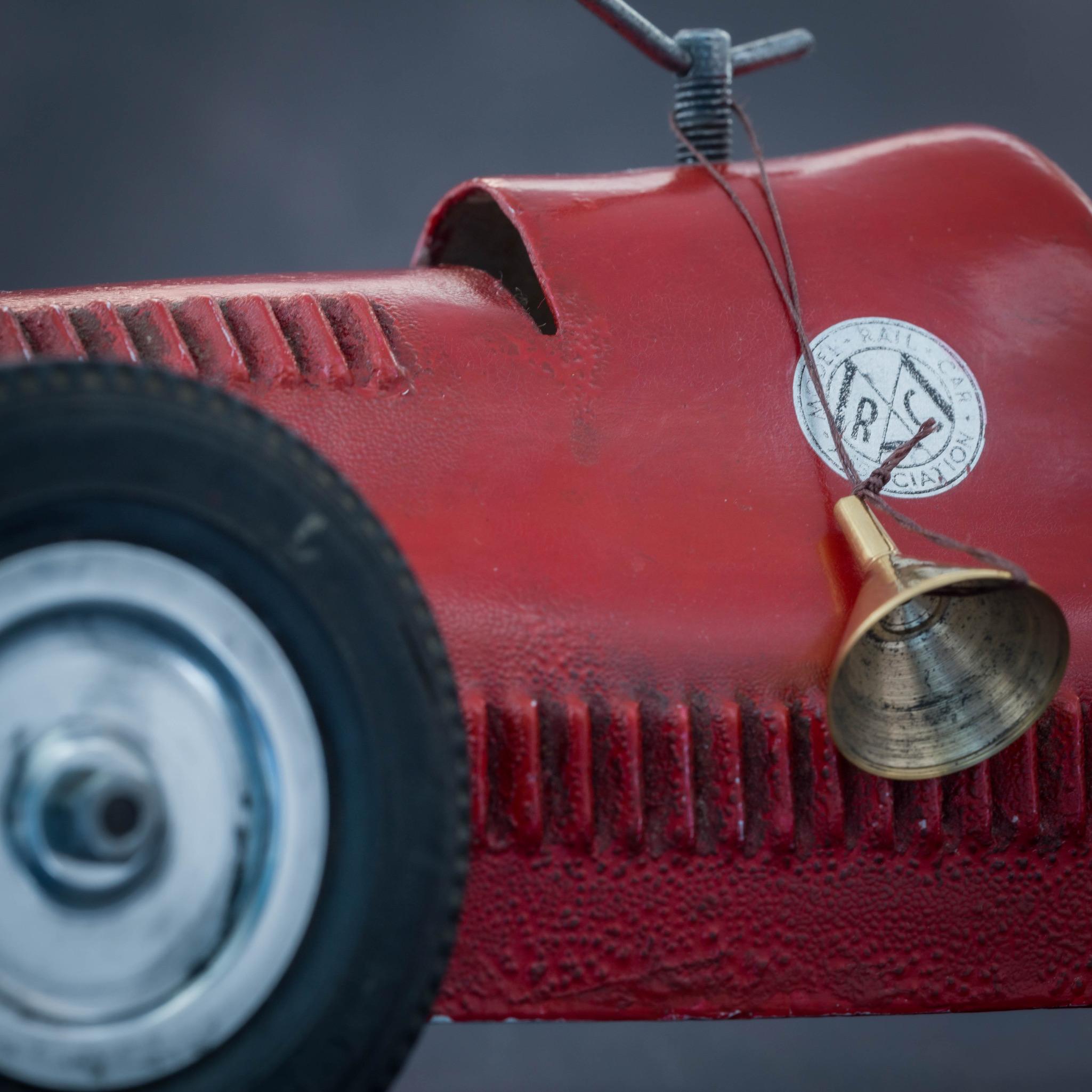 Auto da corsa su rotaia con carrozzeria in metallo rosso, circa 1952 in vendita 7