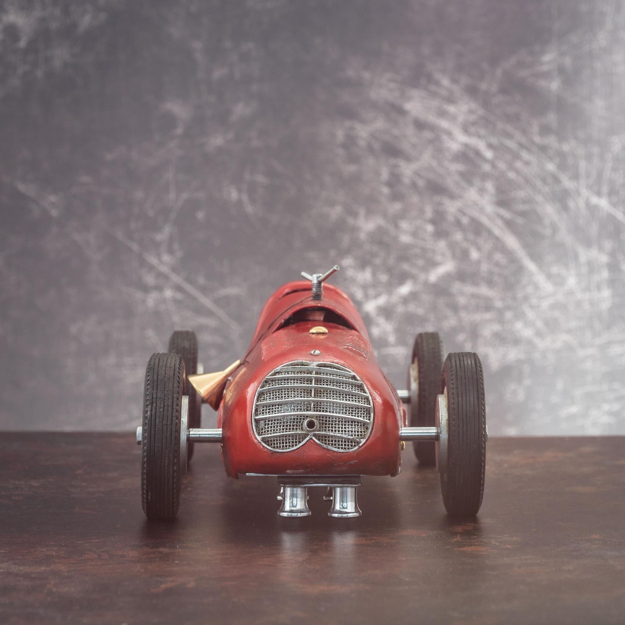 Milieu du XXe siècle Car de course sur piste de course en métal rouge, vers 1952 en vente