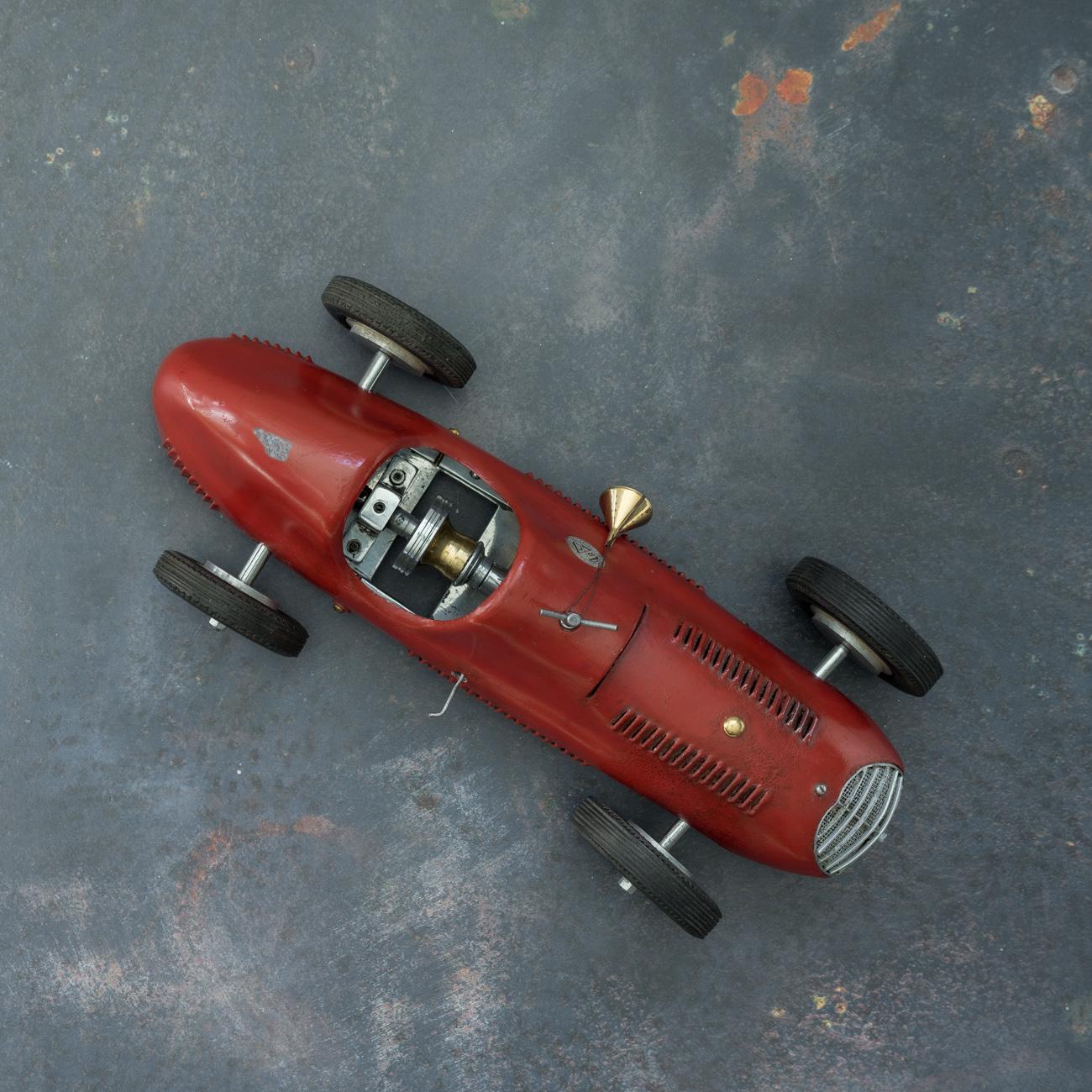 Aluminium Car de course sur piste de course en métal rouge, vers 1952 en vente