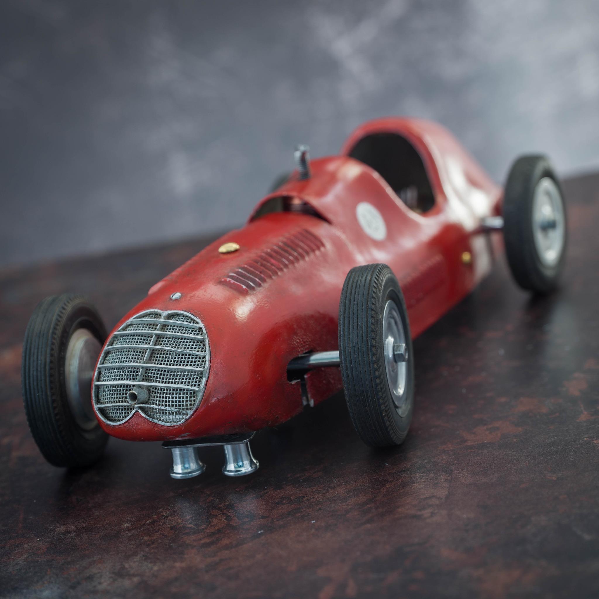 Car de course sur piste de course en métal rouge, vers 1952 en vente 1