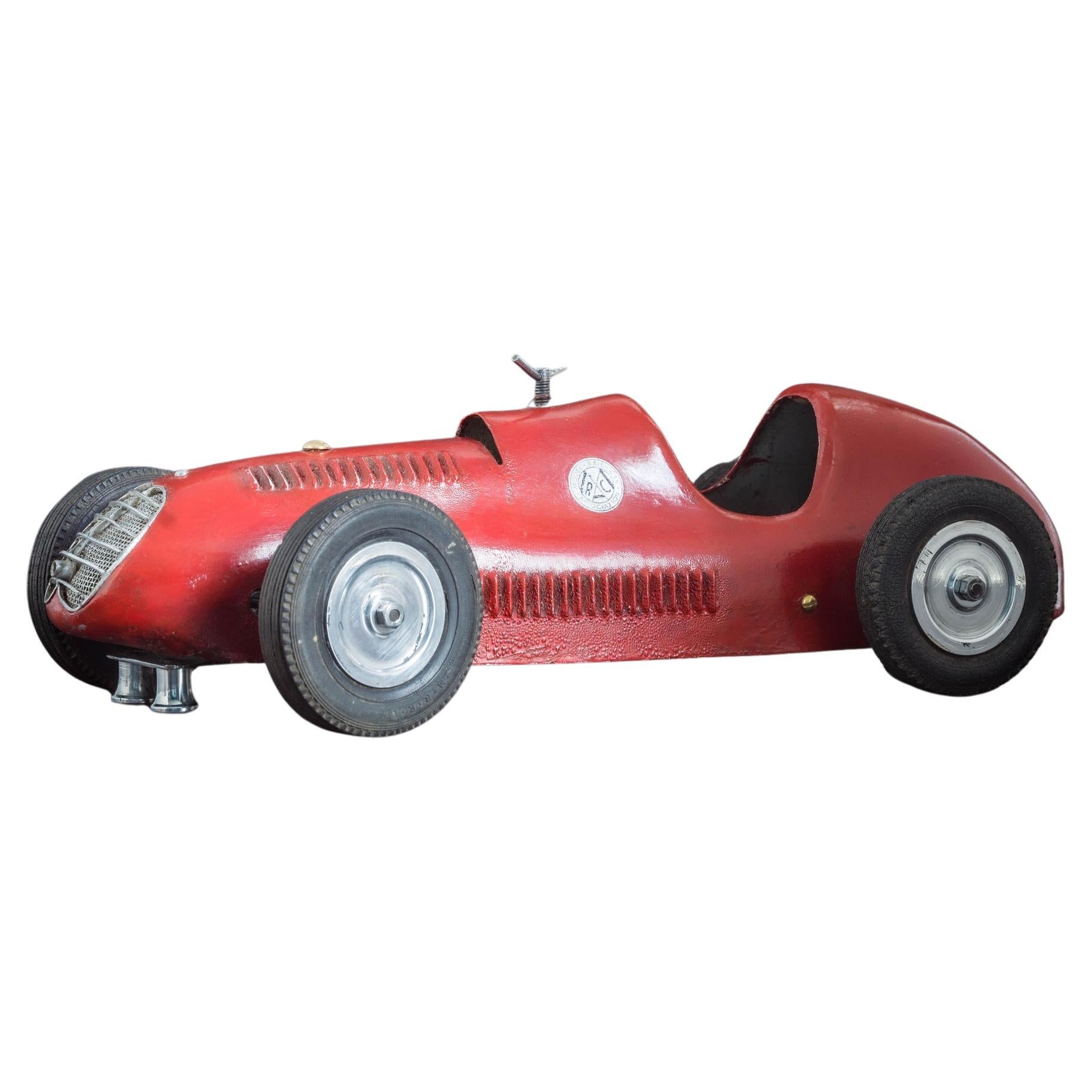 Car de course sur piste de course en métal rouge, vers 1952 en vente