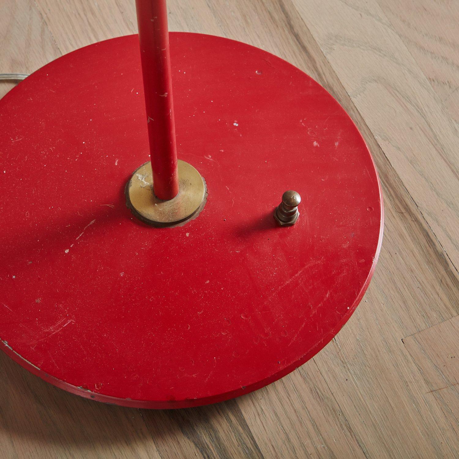 Lampadaire en métal rouge et laiton dans le style d'Angelo Lelli, Italie, années 1960 Bon état - En vente à Chicago, IL