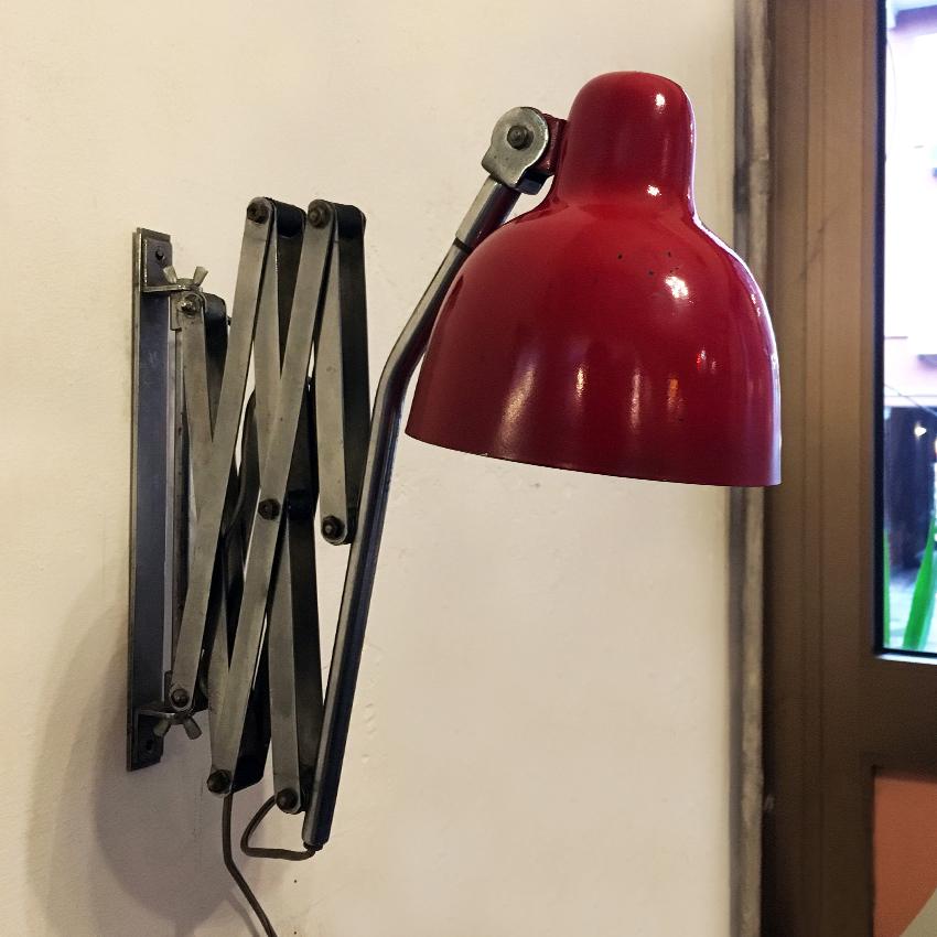Red metal Italian adjustable pantograph wall lamp, 1960s
Pantograph wall lamp with red enamelled metal lampshade, structure and lampshade adjustable in every direction
Good conditions.