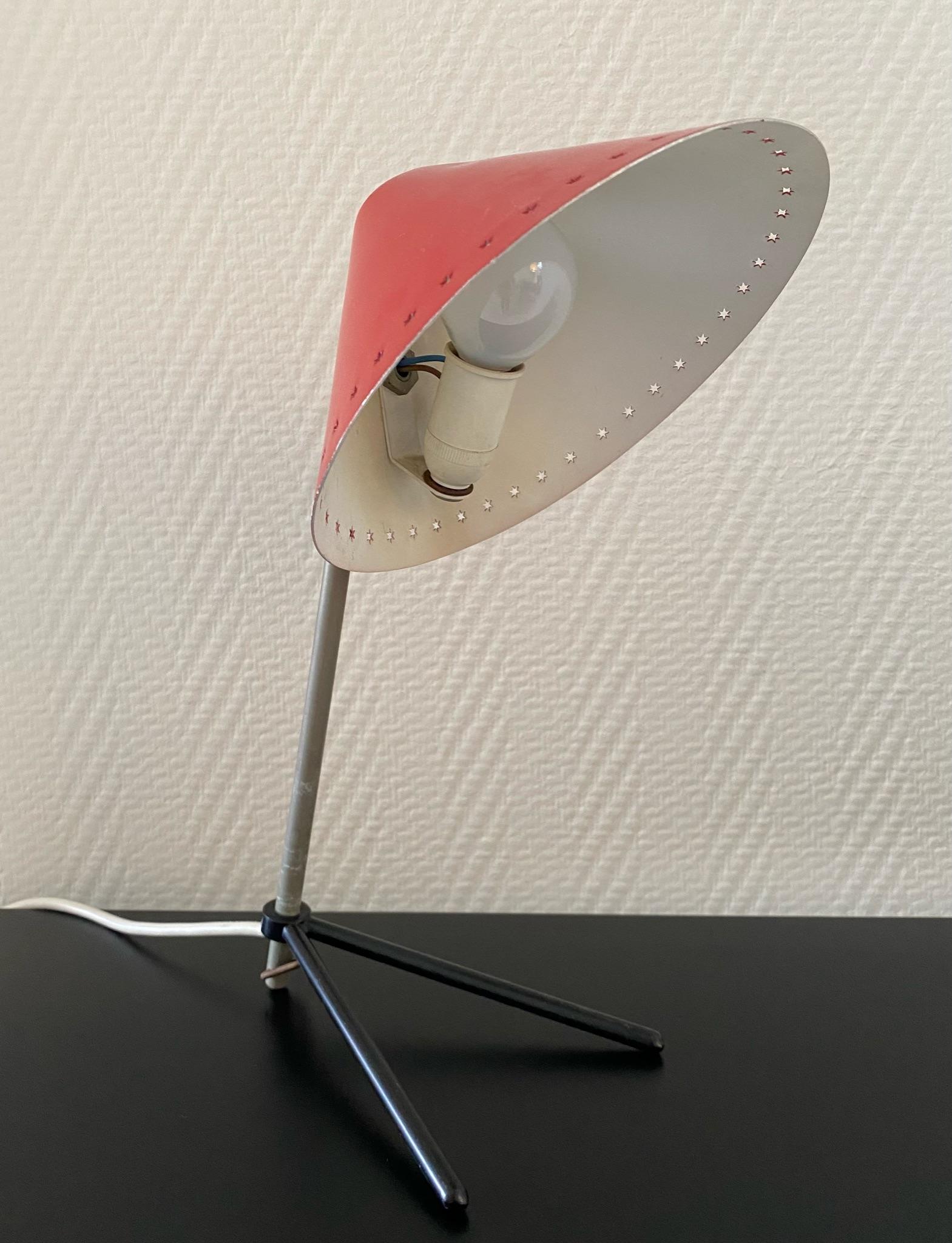 Pinocchio-Tisch und Wandleuchte aus rotem Metall von H. Busquet für Hala Zeist, ca. 1950er Jahre (Moderne der Mitte des Jahrhunderts) im Angebot