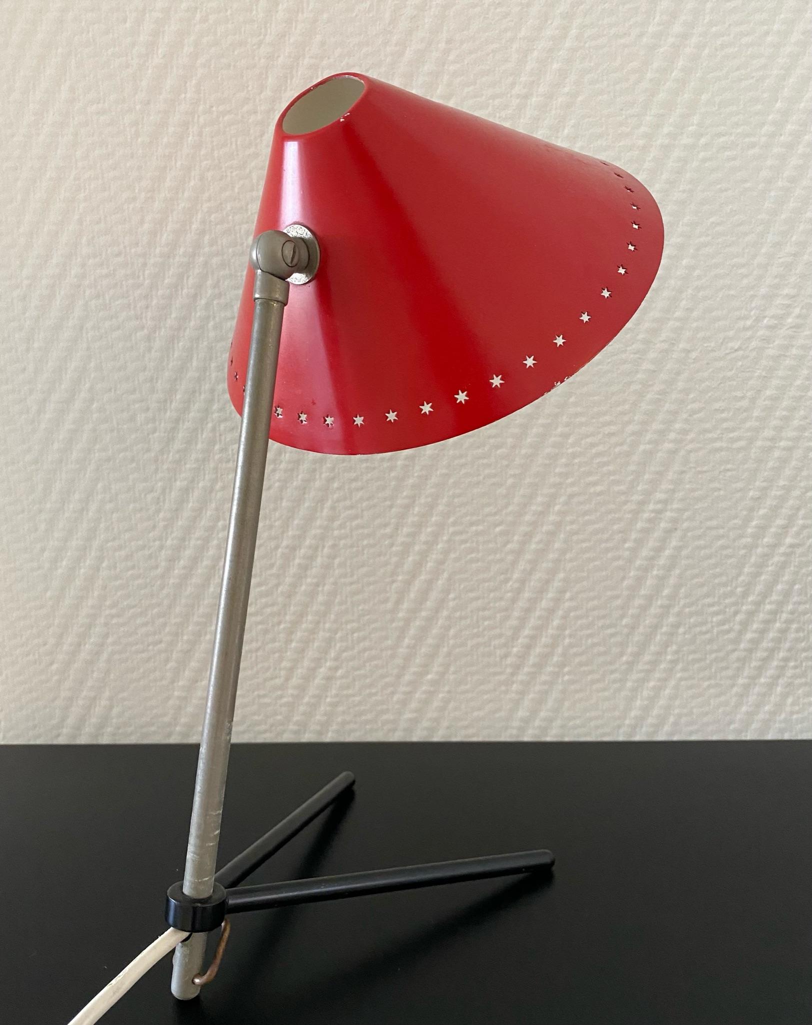 Pinocchio-Tisch und Wandleuchte aus rotem Metall von H. Busquet für Hala Zeist, ca. 1950er Jahre (Niederländisch) im Angebot