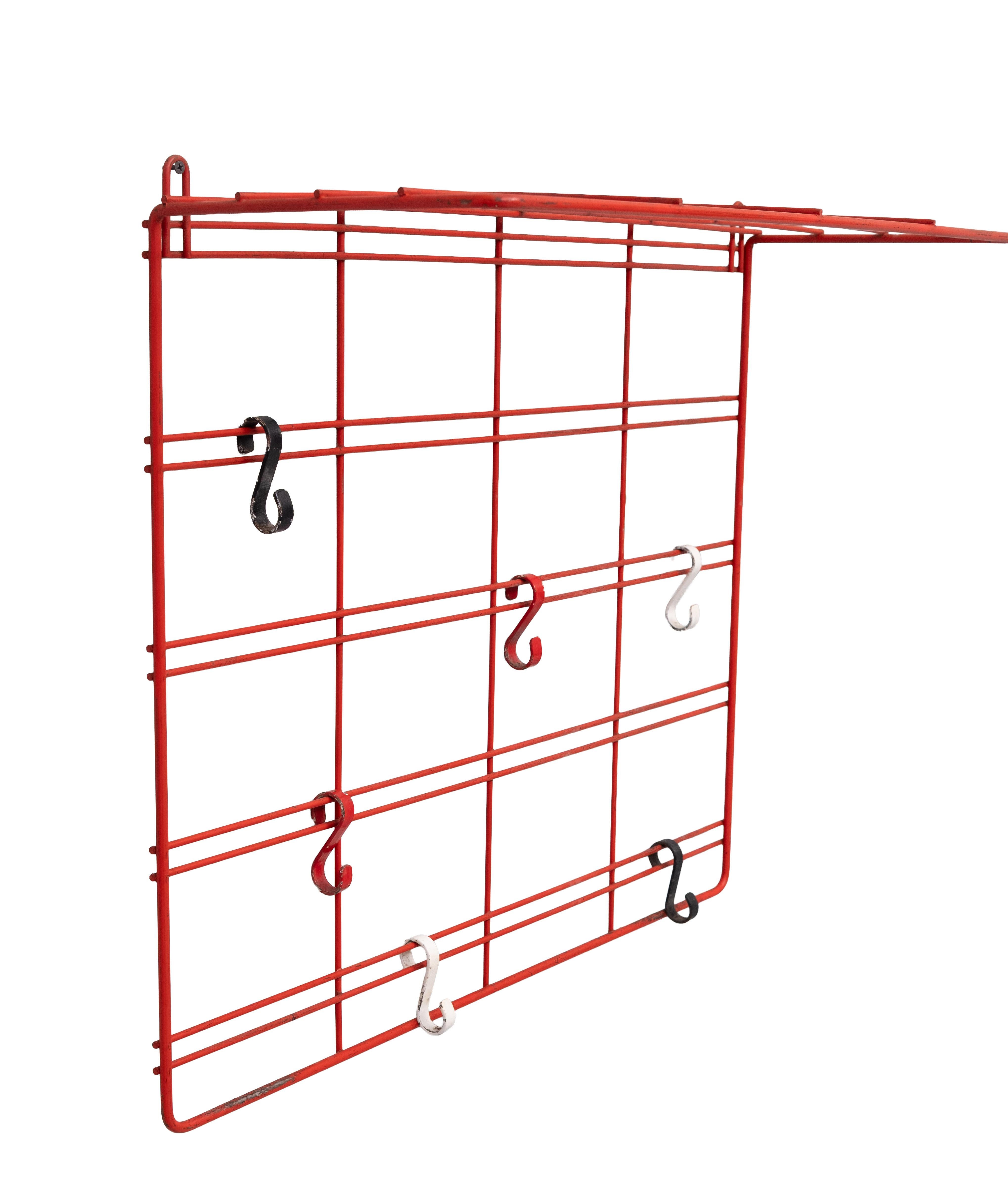 Sehr schöner roter Drahtgarderobenständer, der an der Wand hängt.
wird mit 6 Metallhaken geliefert. Typisch 60er Jahre . 
guter gebrauchter Zustand  