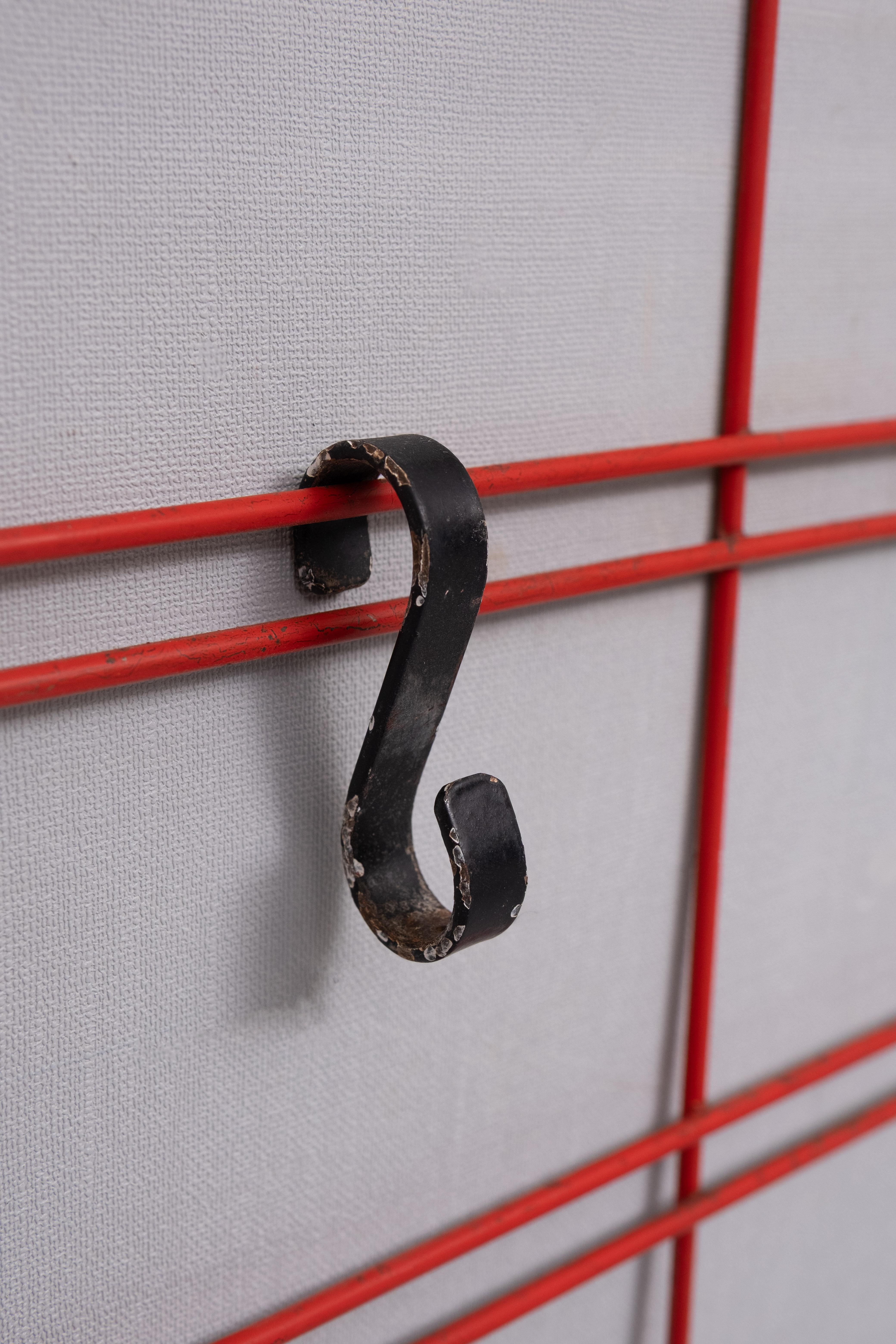 Roter Metalldraht-Garderobenständer 1960er Jahre Holland im Zustand „Gut“ im Angebot in Den Haag, NL