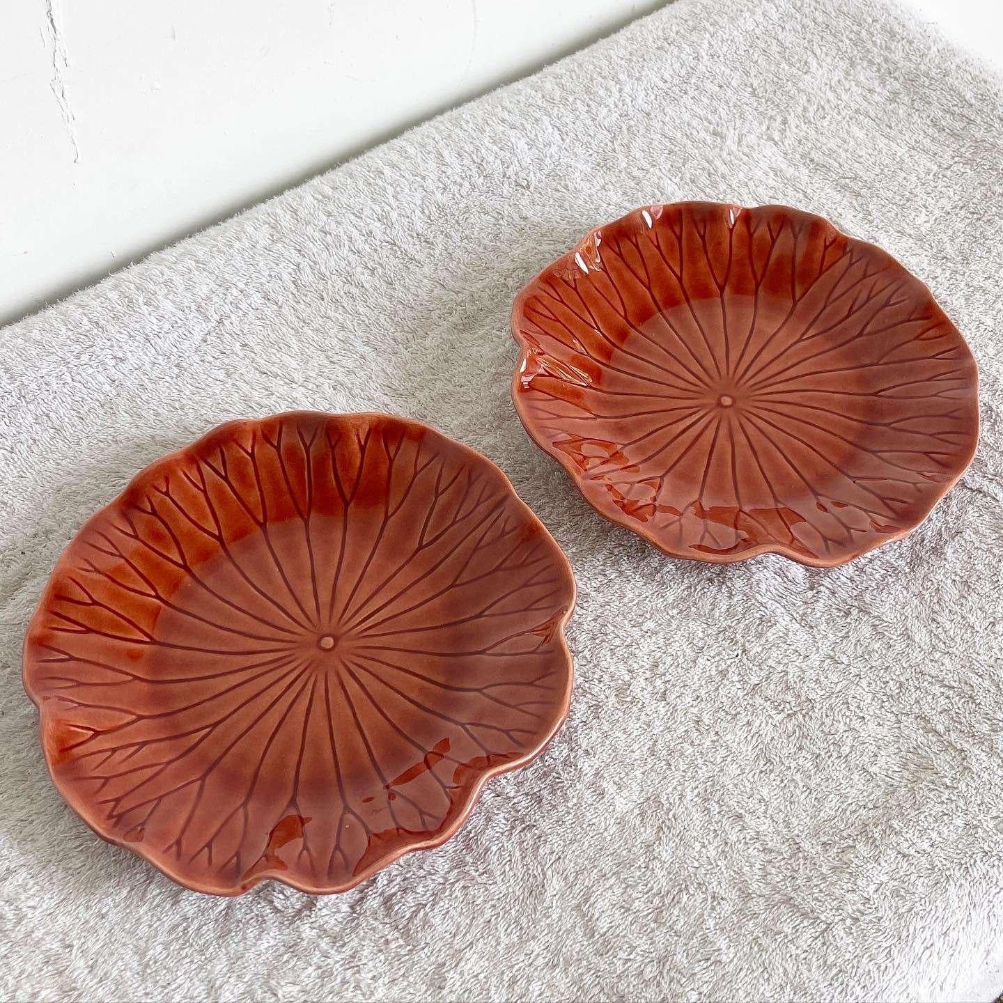 Lotusteller aus rotem Metlox mit Ppytrail-Fassung – ein Paar (Keramik)