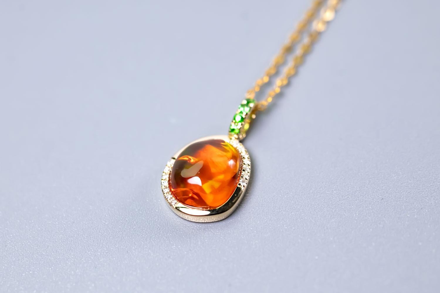 Collier pendentif en or jaune 18K avec opale de feu mexicaine rouge, diamant et tsavorite en vente 4