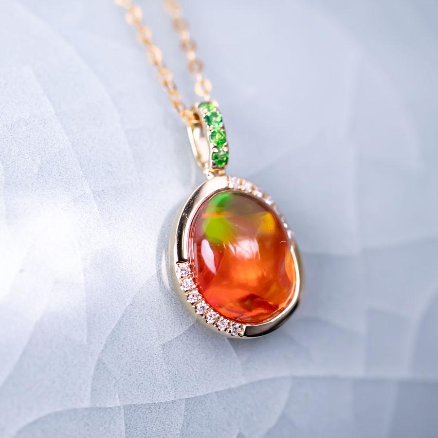 Collier de pendentifs en or jaune 18 carats, opale de feu mexicaine rouge, diamant et tsavorite.

Expédition nationale gratuite par USPS First Class ! Sac ou boîte cadeau gratuit avec chaque commande !

L'opale, la reine des pierres précieuses, est