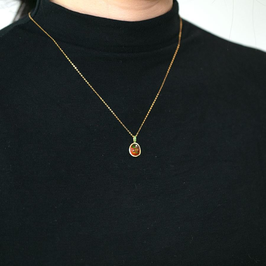 Arts and Crafts Collier pendentif en or jaune 18K avec opale de feu mexicaine rouge, diamant et tsavorite en vente