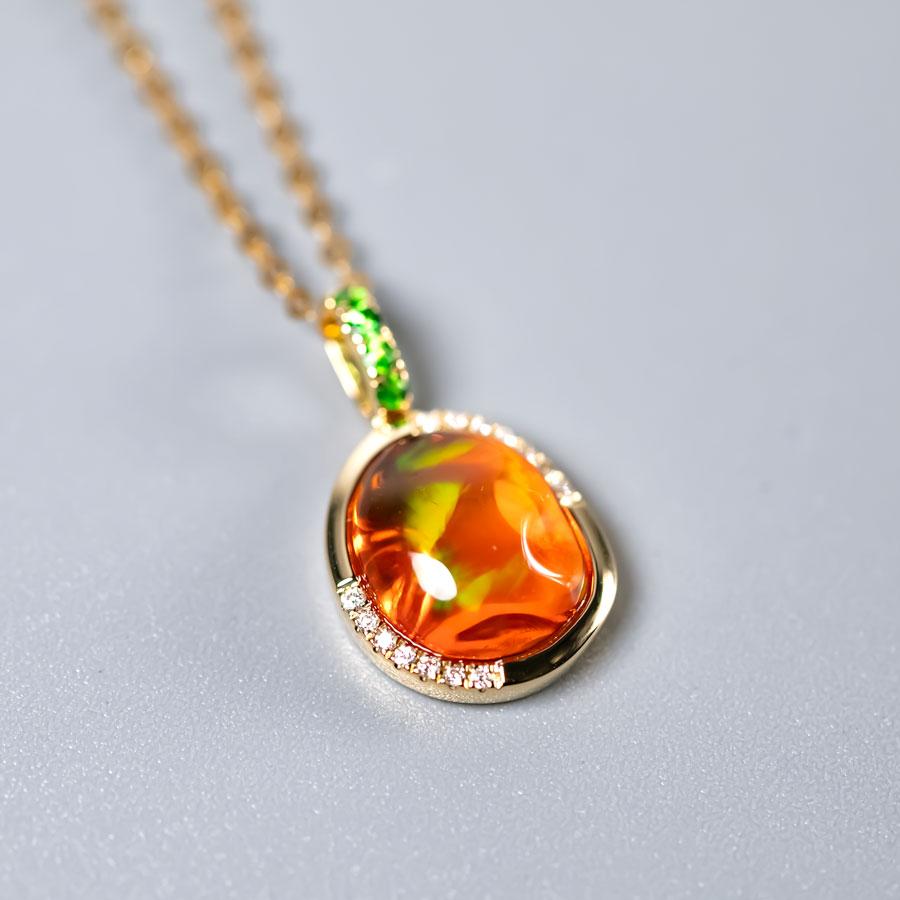 Taille ronde Collier pendentif en or jaune 18K avec opale de feu mexicaine rouge, diamant et tsavorite en vente