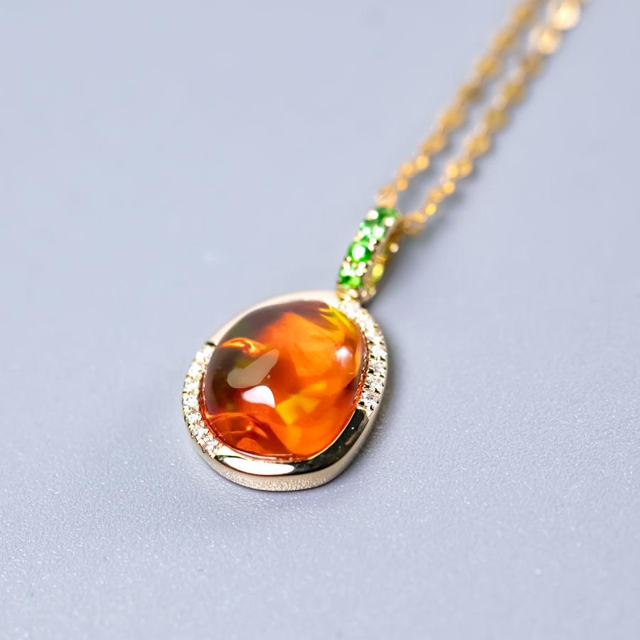Collier pendentif en or jaune 18K avec opale de feu mexicaine rouge, diamant et tsavorite Neuf - En vente à Suwanee, GA