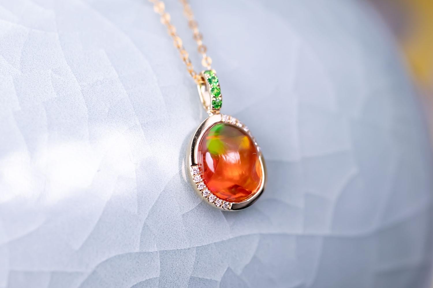 Collier pendentif en or jaune 18K avec opale de feu mexicaine rouge, diamant et tsavorite en vente 1