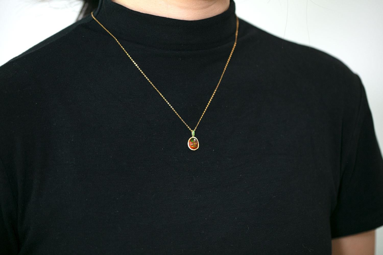 Collier pendentif en or jaune 18K avec opale de feu mexicaine rouge, diamant et tsavorite en vente 2