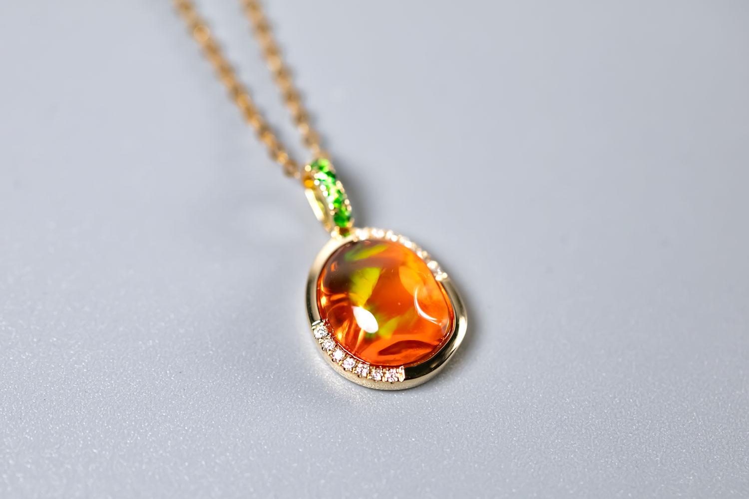 Collier pendentif en or jaune 18K avec opale de feu mexicaine rouge, diamant et tsavorite en vente 3