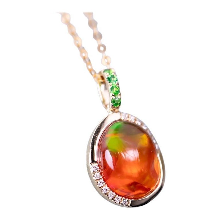 Collier pendentif en or jaune 18K avec opale de feu mexicaine rouge, diamant et tsavorite en vente