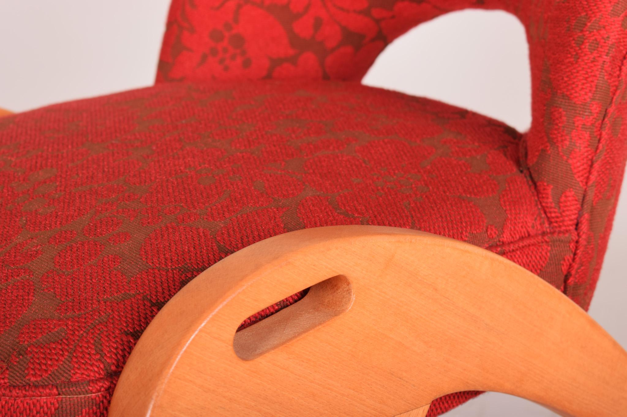 Roter Sessel aus der Mitte des Jahrhunderts, hergestellt in den 1950er Jahren in Tschechien, Buche, Originalzustand (Moderne der Mitte des Jahrhunderts) im Angebot