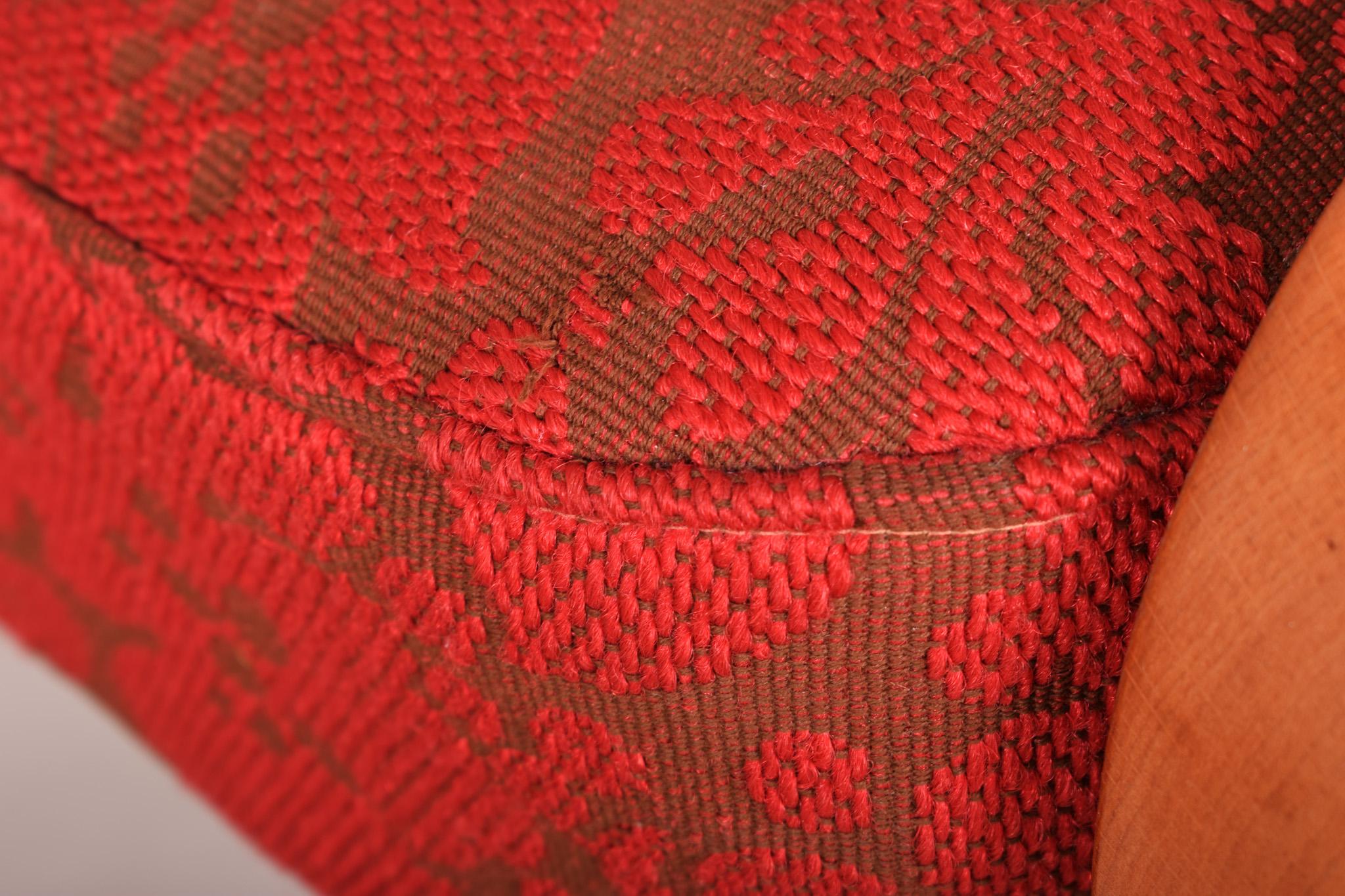 Tchèque Fauteuil rouge mi-siècle, fabriqué en République tchèque dans les années 1950, en hêtre, état d'origine en vente
