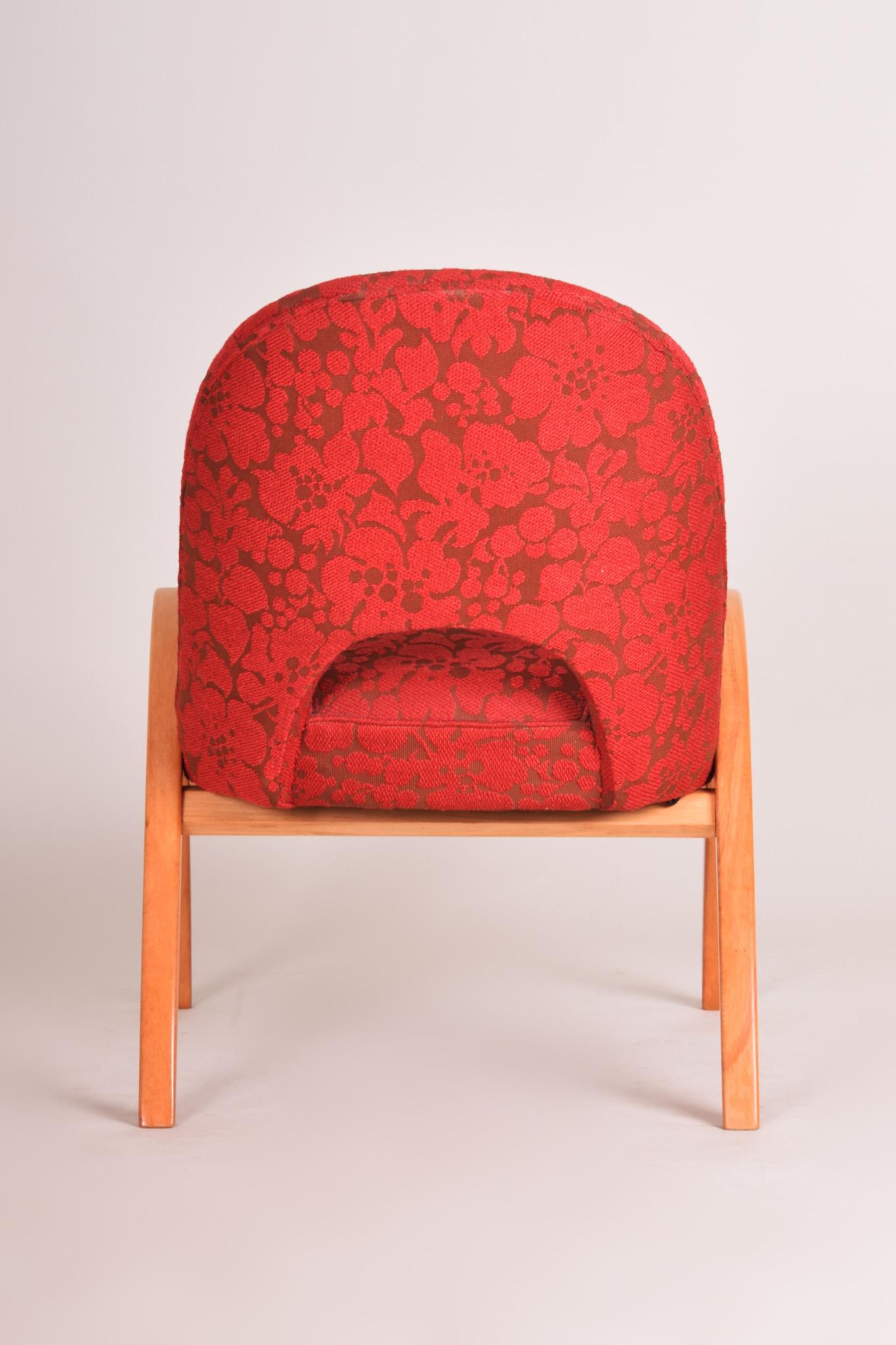 Tissu Fauteuil rouge mi-siècle, fabriqué en République tchèque dans les années 1950, en hêtre, état d'origine en vente