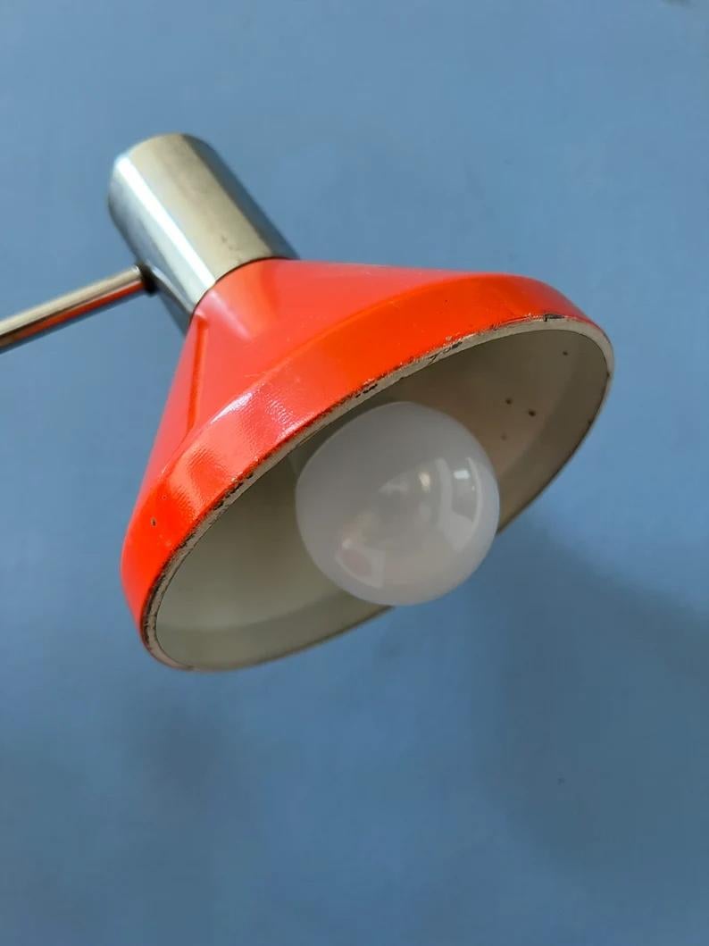 Lampe de bureau rouge mi-siècle - Lampe de table à bras pivotant chromée de l'ère spatiale, 1970 en vente 4