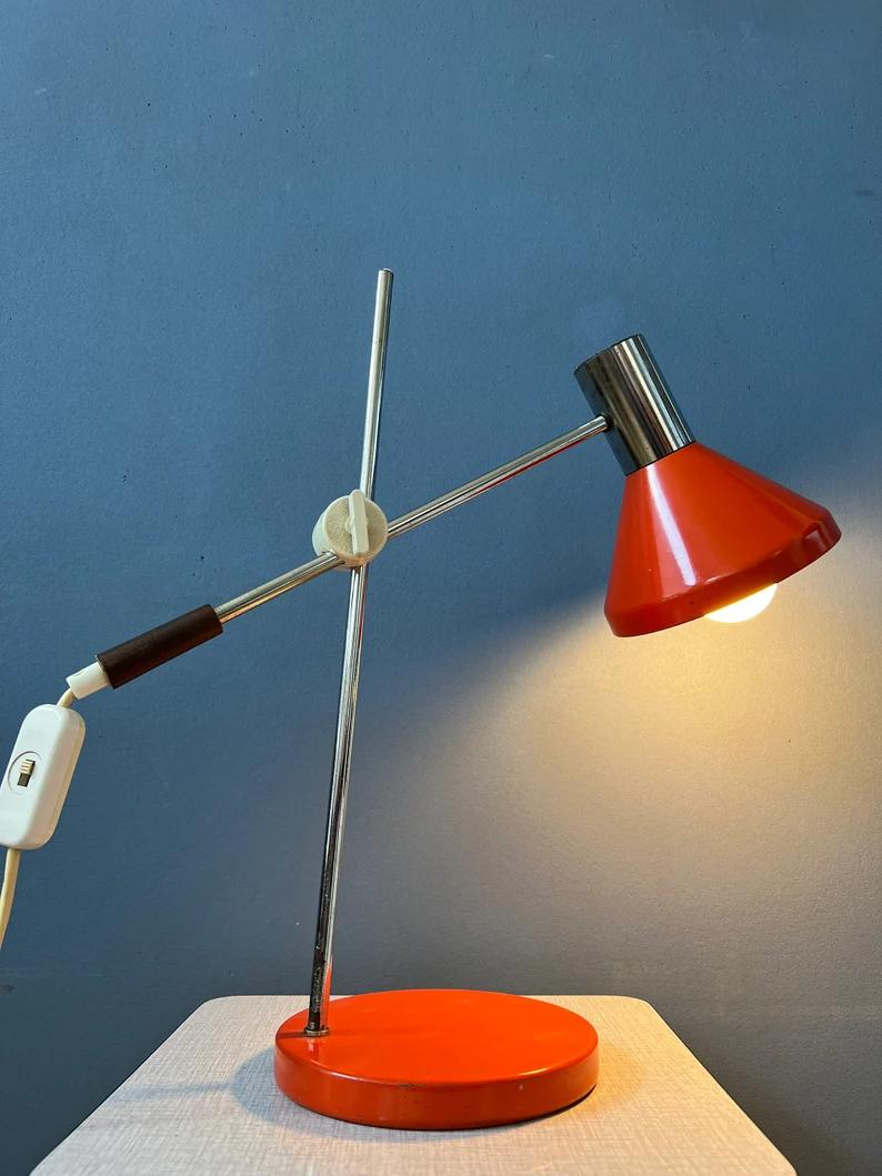 Ère spatiale Lampe de bureau rouge mi-siècle - Lampe de table à bras pivotant chromée de l'ère spatiale, 1970 en vente