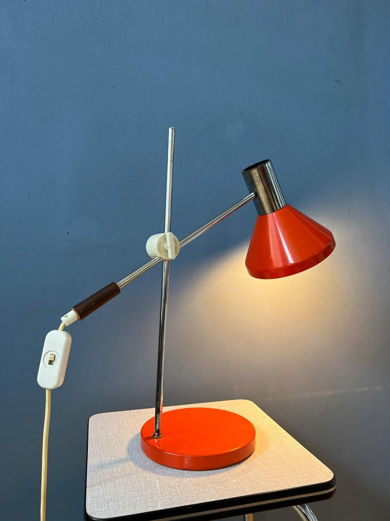Lampe de bureau rouge mi-siècle - Lampe de table à bras pivotant chromée de l'ère spatiale, 1970 Bon état - En vente à ROTTERDAM, ZH