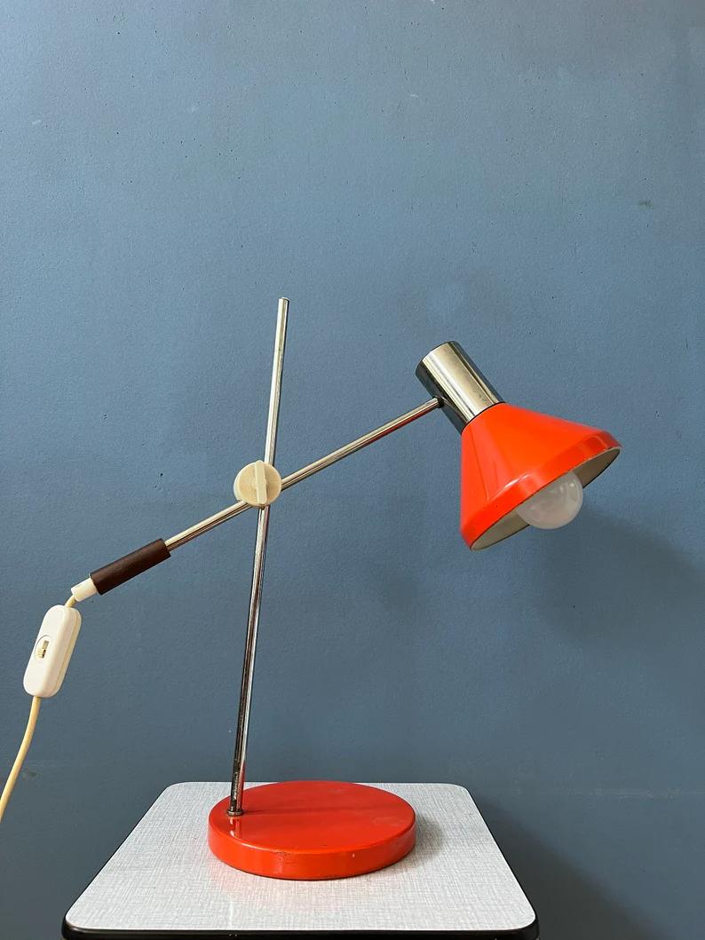 20ième siècle Lampe de bureau rouge mi-siècle - Lampe de table à bras pivotant chromée de l'ère spatiale, 1970 en vente
