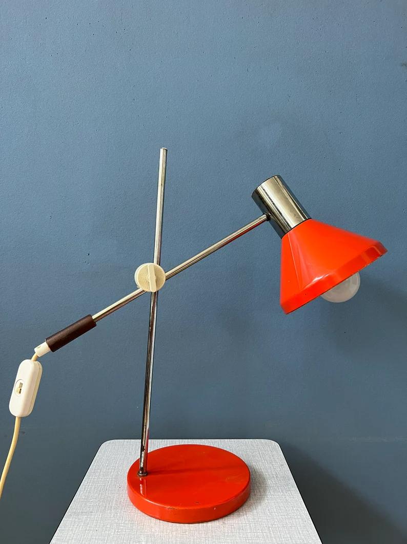 Métal Lampe de bureau rouge mi-siècle - Lampe de table à bras pivotant chromée de l'ère spatiale, 1970 en vente