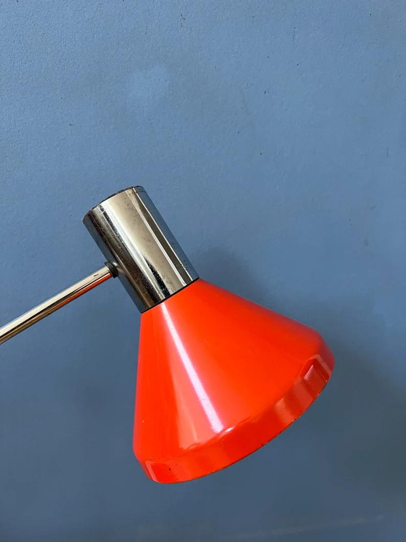 Lampe de bureau rouge mi-siècle - Lampe de table à bras pivotant chromée de l'ère spatiale, 1970 en vente 1