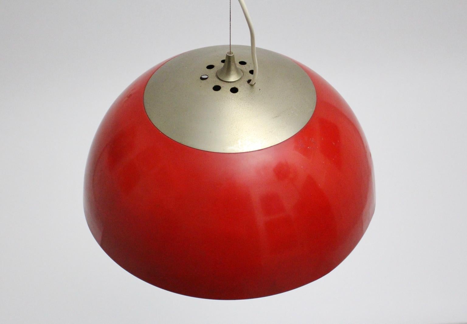 This chandelier features a red lacquered metal - nickel shade with an opal ball.
One E 27 socket
Easy to shorten the length of the cable

Good condition with signs of age and use.
approx. measures:
Diameter 43 cm, height 36 cm, height with the cable