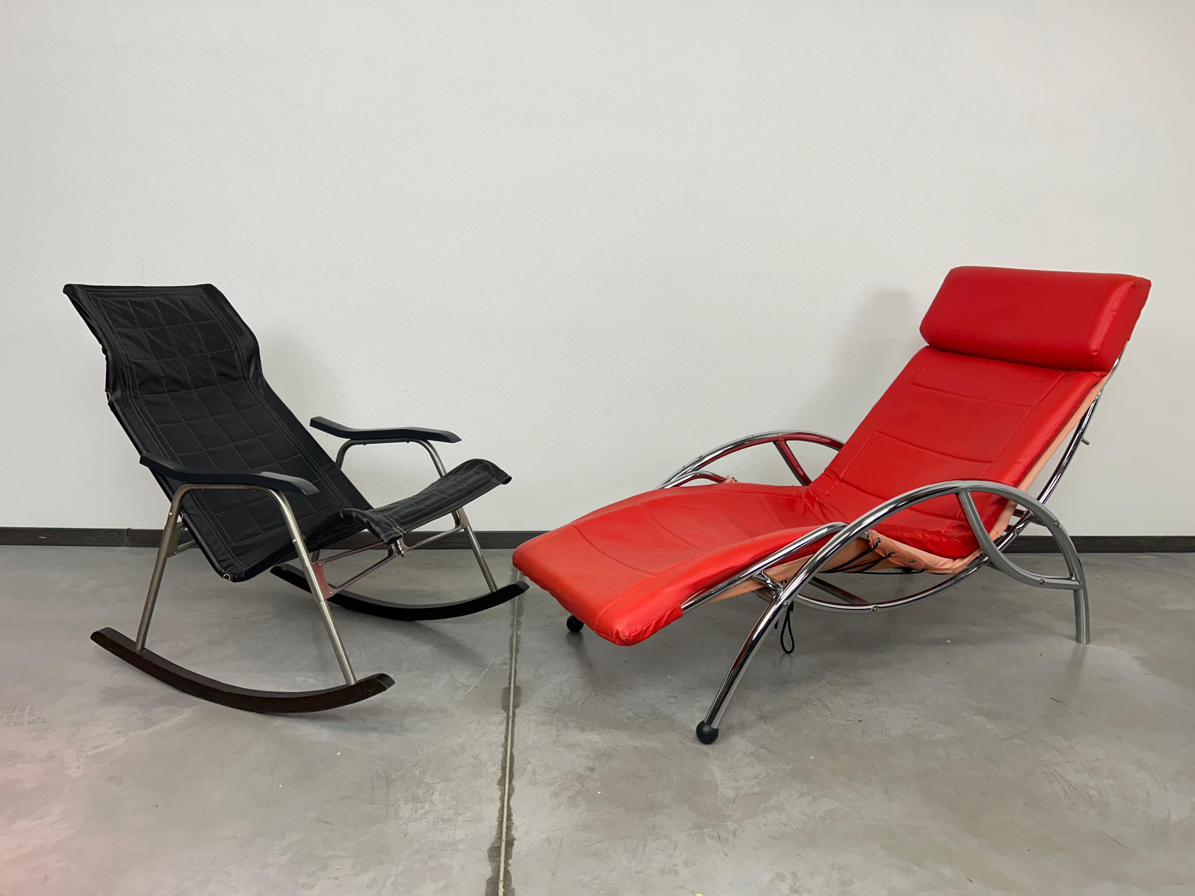 Sedia da salotto rossa della metà del secolo scorso in condizioni originali vintage con segni d'uso.