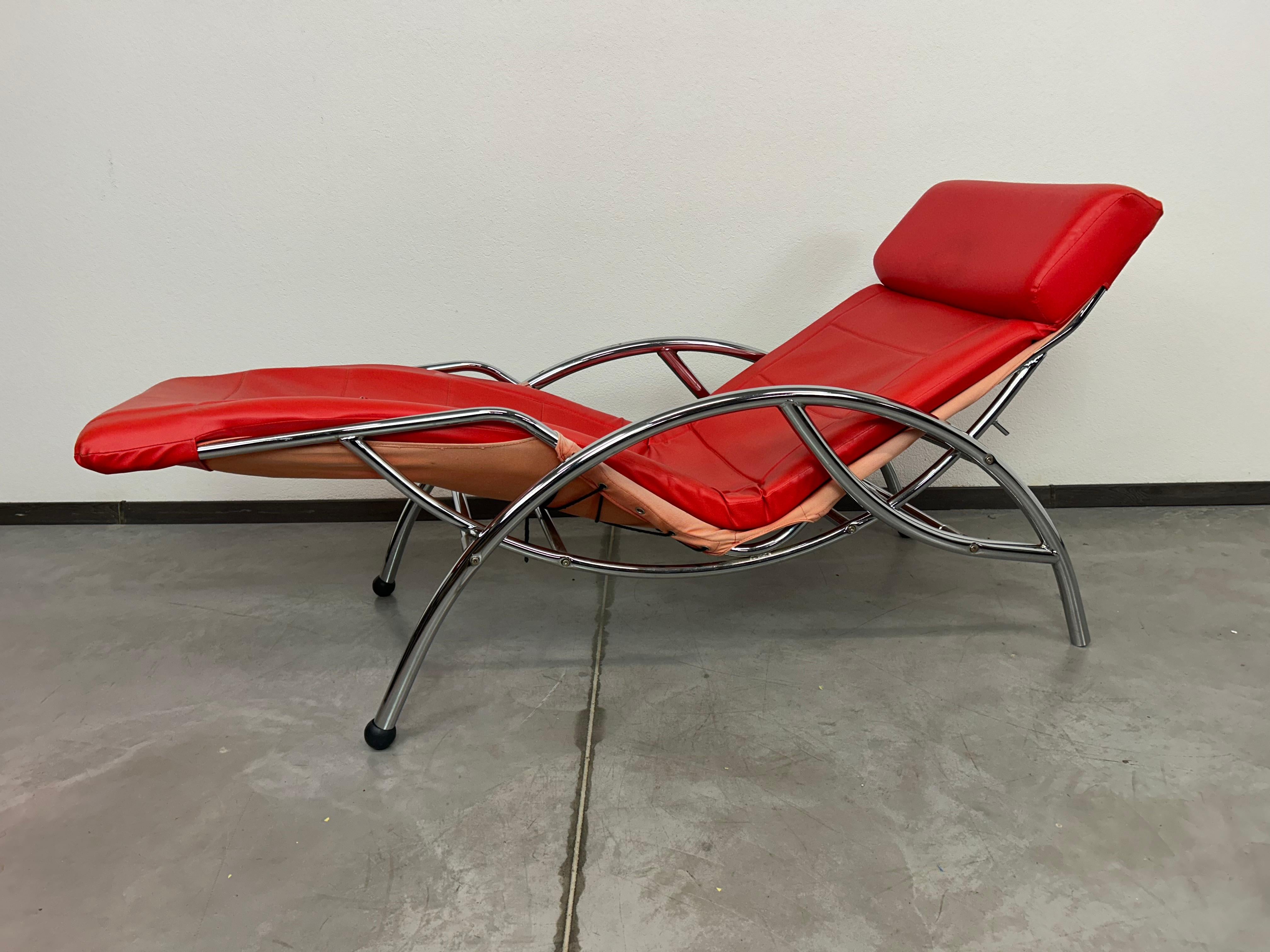 Mid-Century moderno Sedia da salotto rossa in stile mid-century modern in vendita