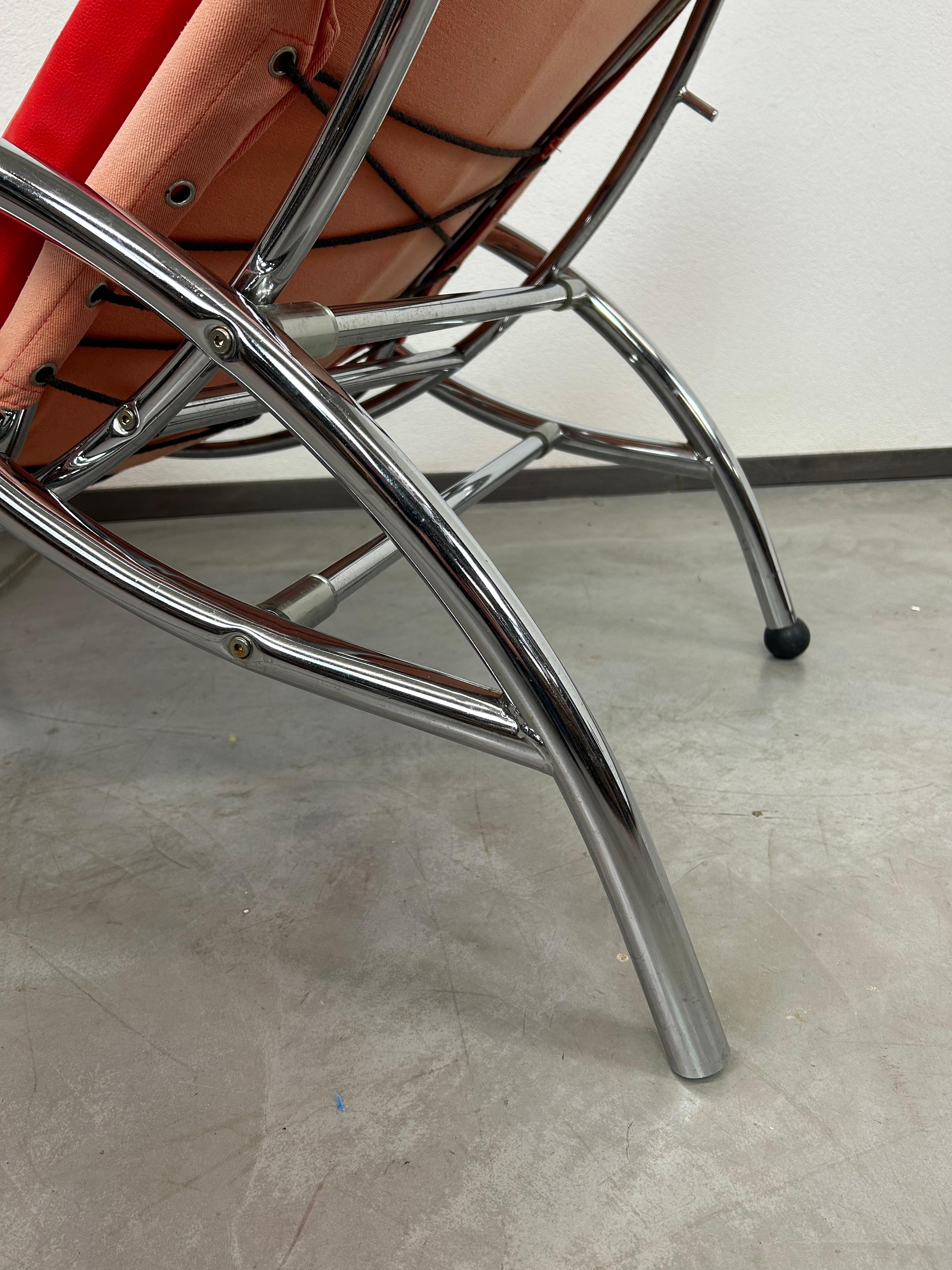 Slovacco Sedia da salotto rossa in stile mid-century modern in vendita