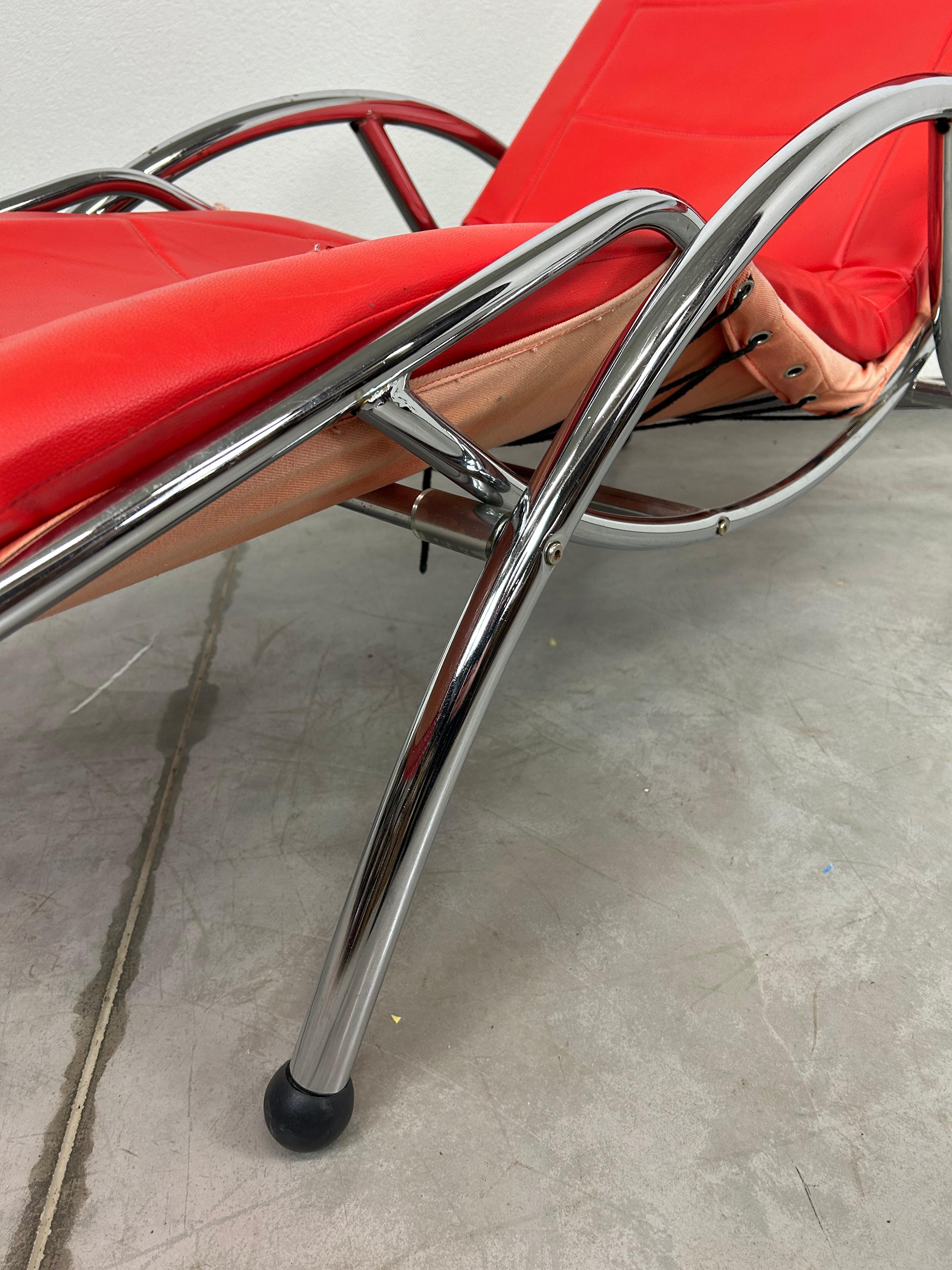 Fine XX secolo Sedia da salotto rossa in stile mid-century modern in vendita