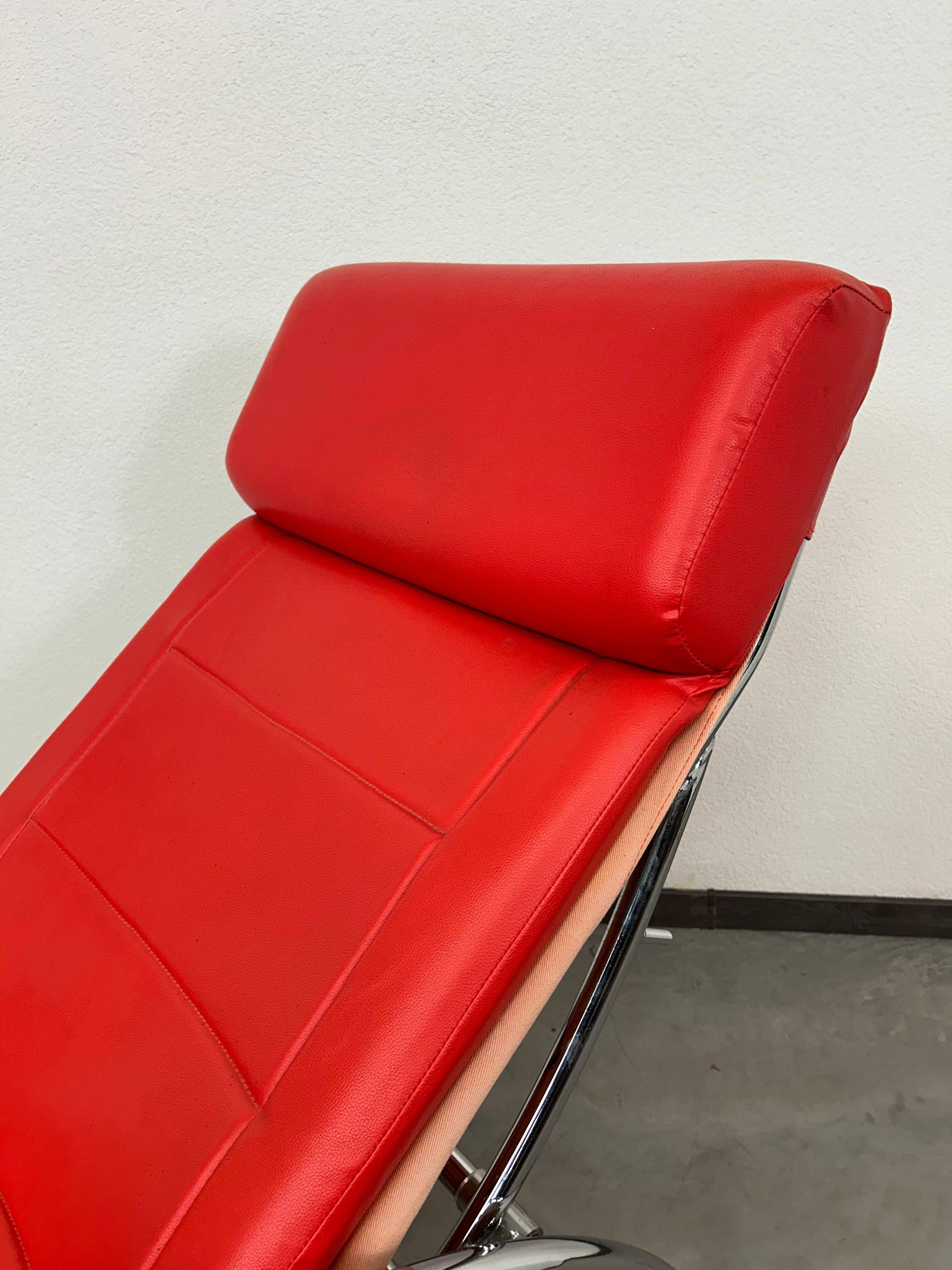 Pelle Sedia da salotto rossa in stile mid-century modern in vendita